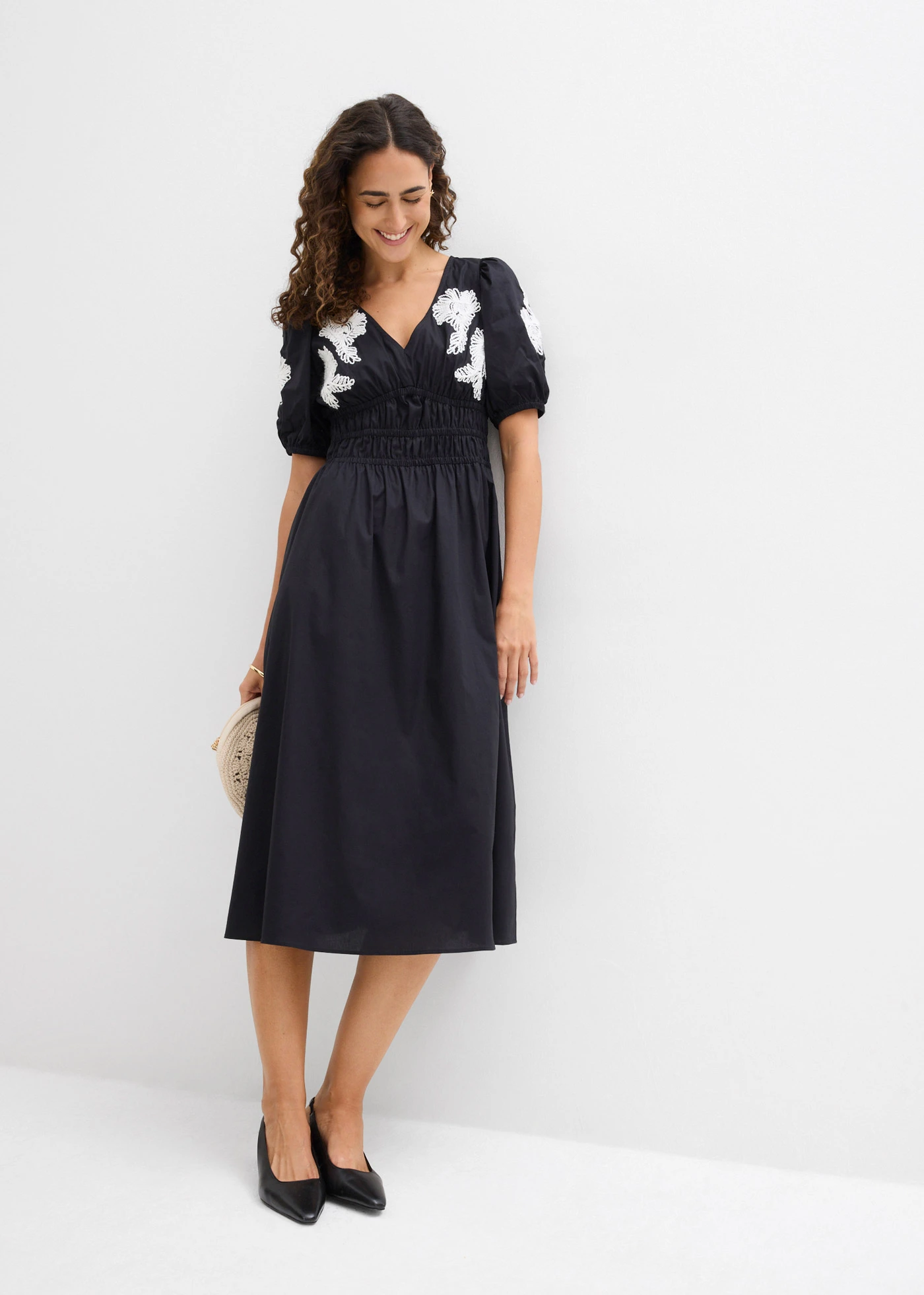 Midi šaty s výšivkou • černo-bílá s květy • bonprix obchod