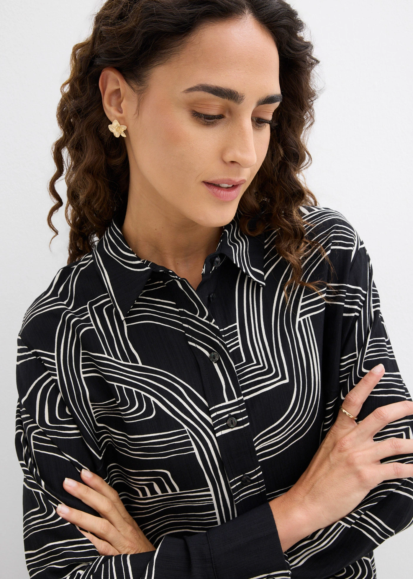 Bluză din material cu viscoză • alb perlat-negru cu imprimeu grafic • magazin bonprix