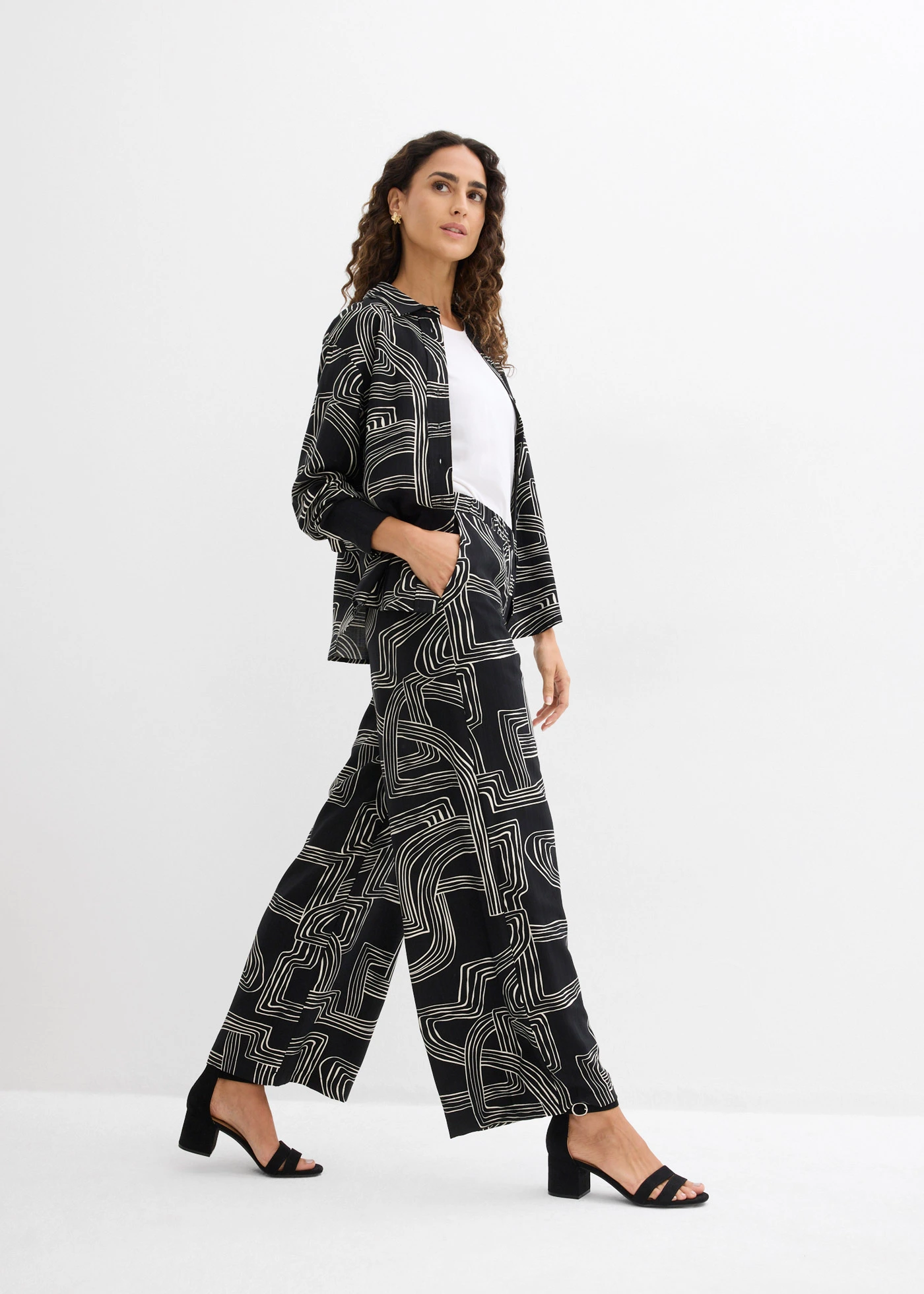 Pantalon large à pinces • blanc nacré-noir graphique • Boutique bonprix