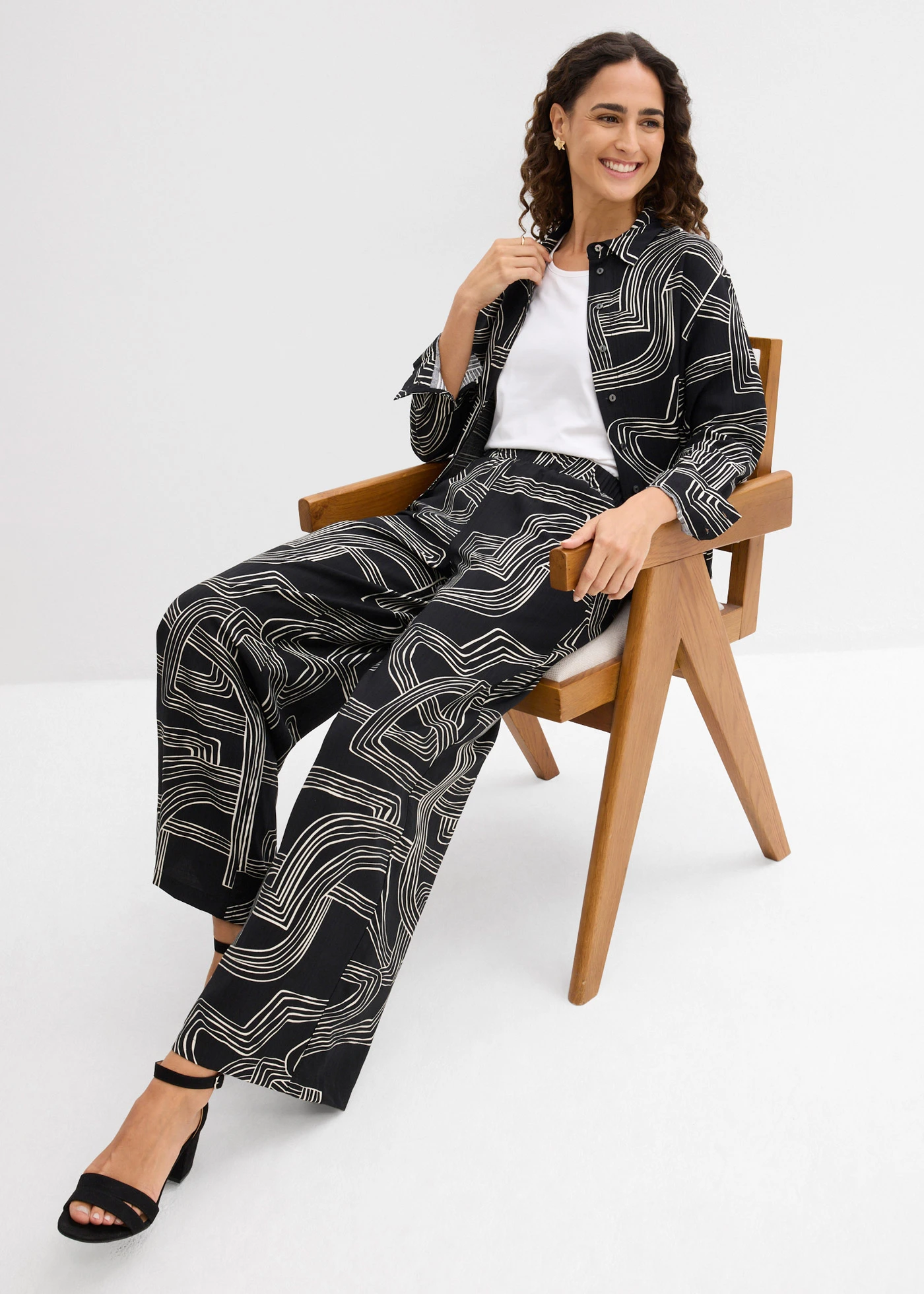 Pantaloni marlene din material cu viscoză • alb perlat-negru cu imprimeu grafic • magazin bonprix