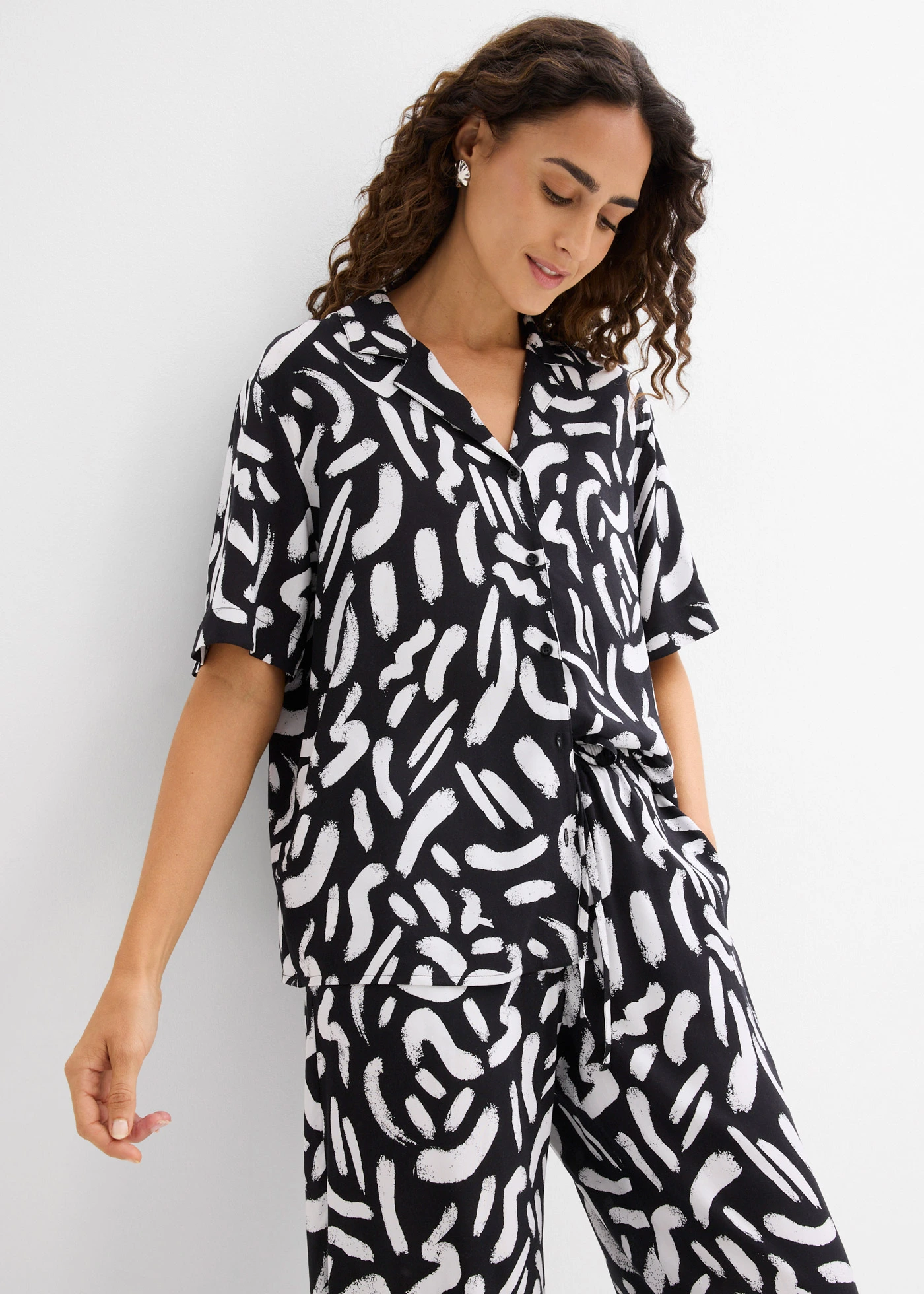 Overhemdblouse van soepele viscose • zwart-wit grafische print • bonprix online shop