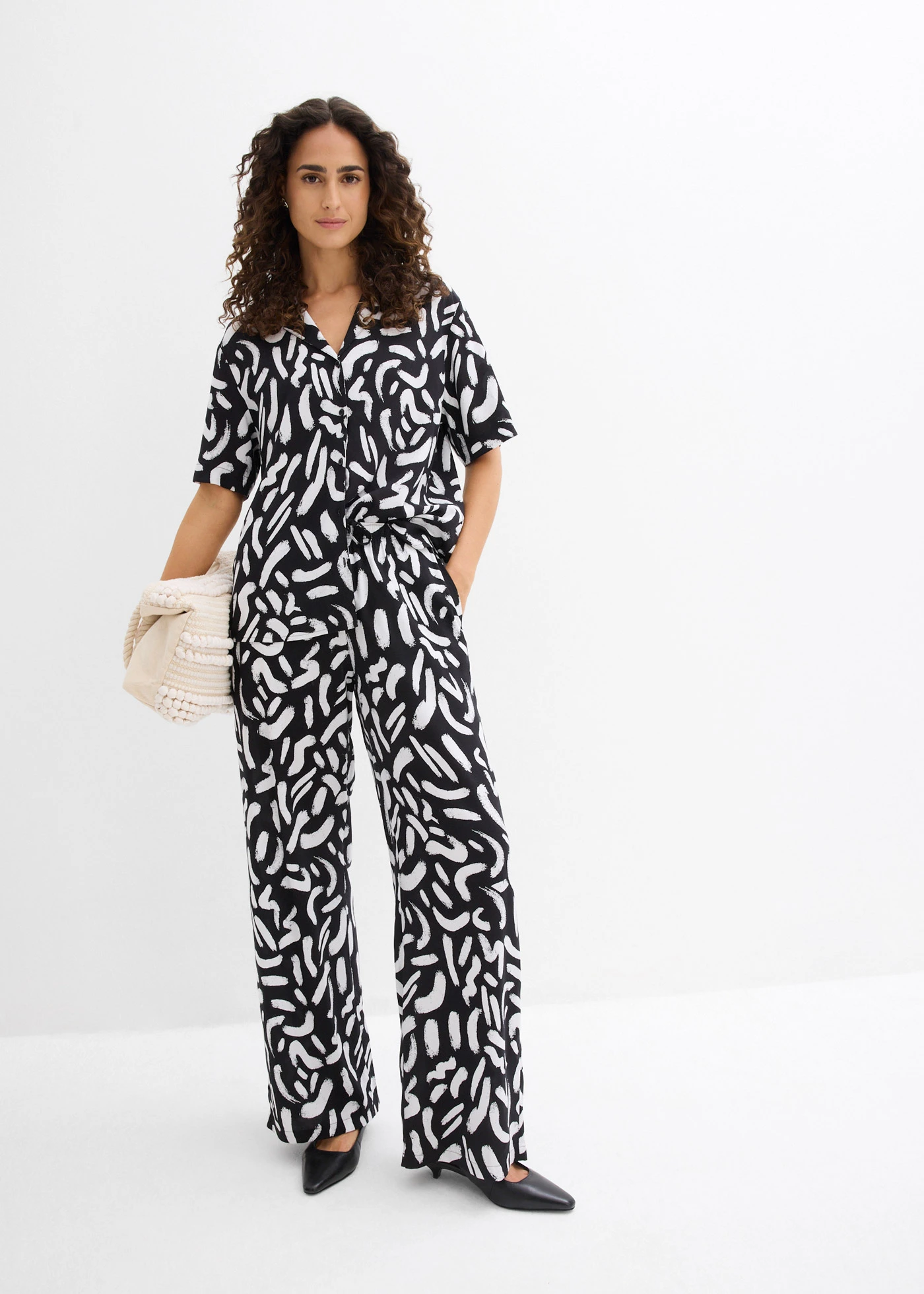 Overhemdblouse van soepele viscose • zwart-wit grafische print • bonprix online shop