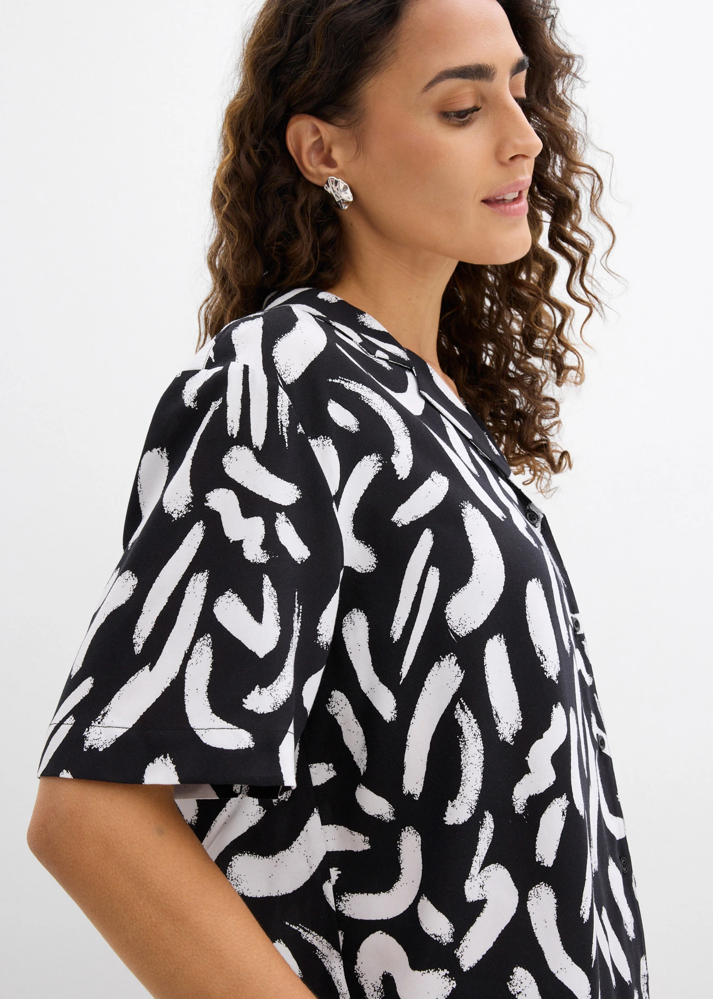 Overhemdblouse van soepele viscose • zwart-wit grafische print • bonprix online shop