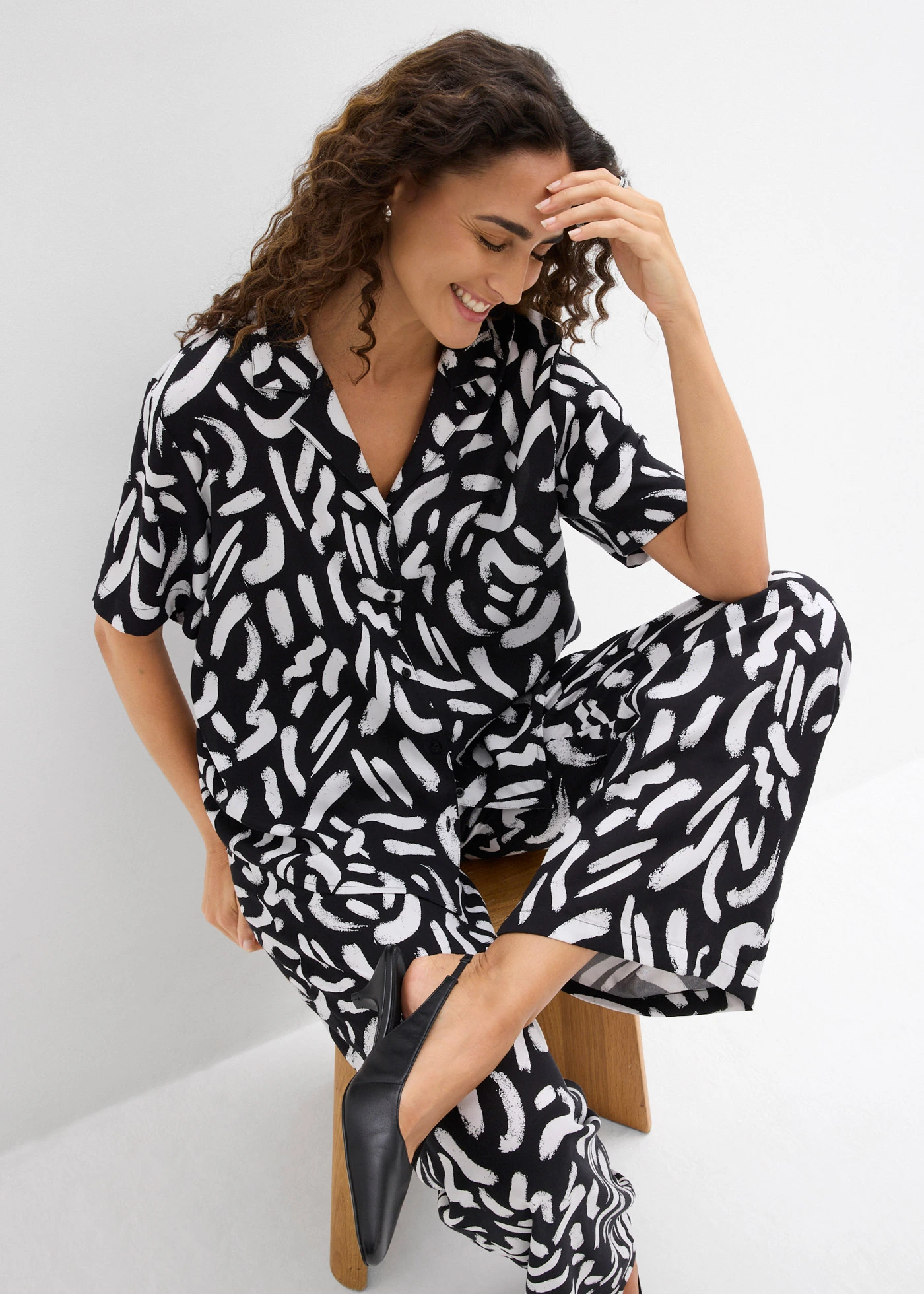 Overhemdblouse van soepele viscose • zwart-wit grafische print • bonprix online shop