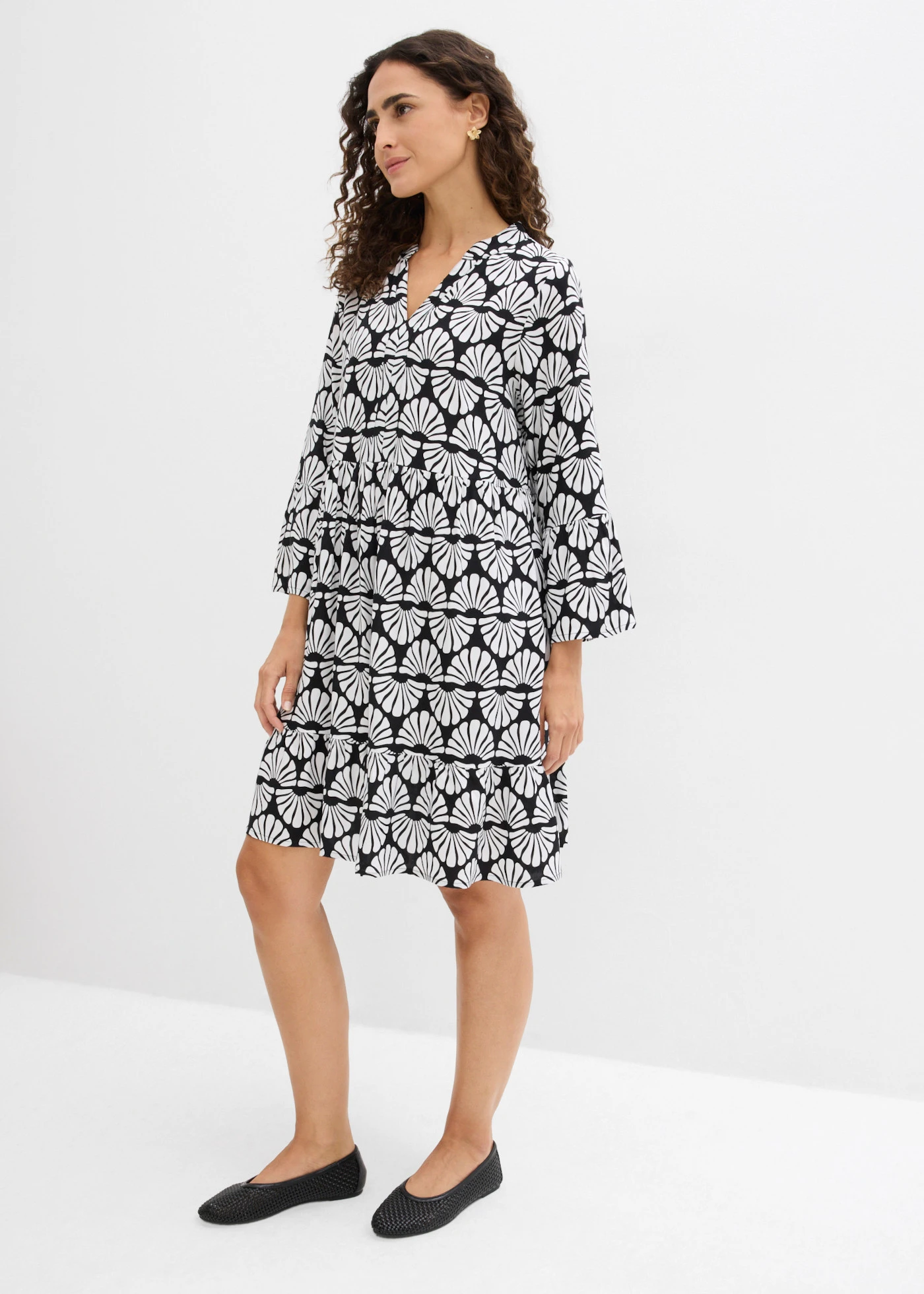 Robe-tunique en viscose fluide • écru/noir graphique • Boutique bonprix