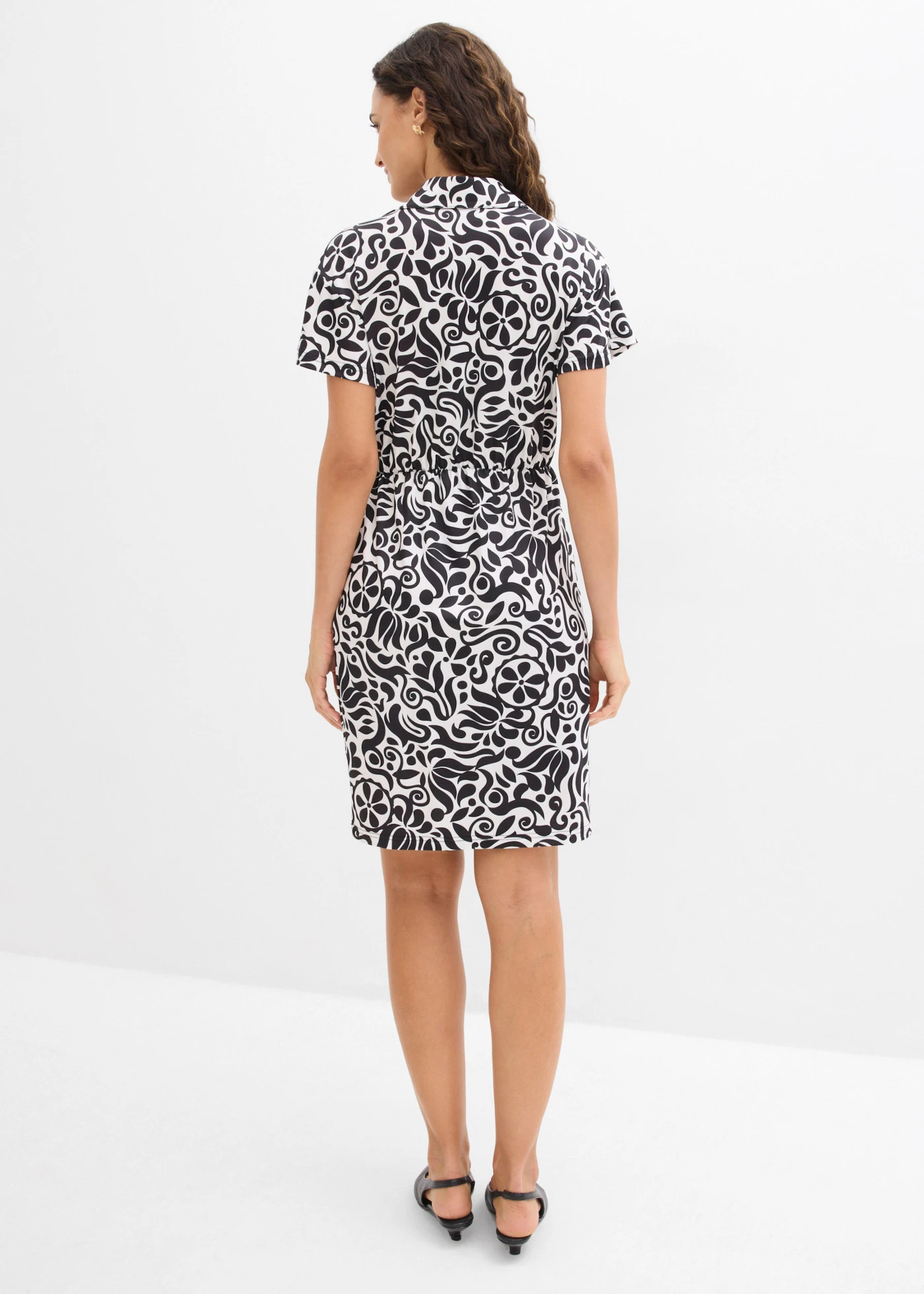 Mini jurk met een diep decolleté • parelwit-zwart gebloemd • bonprix online shop