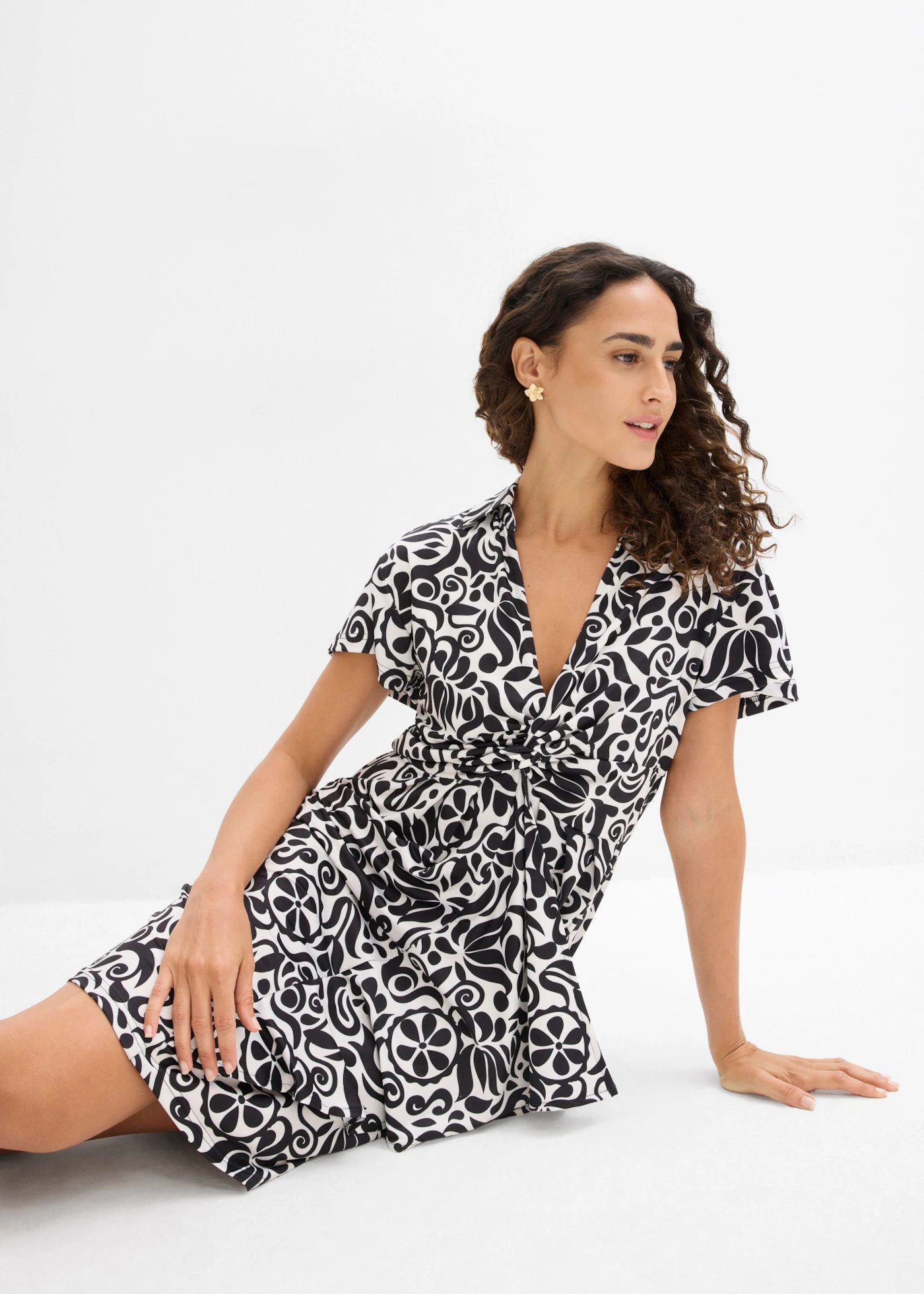 Robe courte près du corps • blanc nacré-noir floral • Boutique bonprix