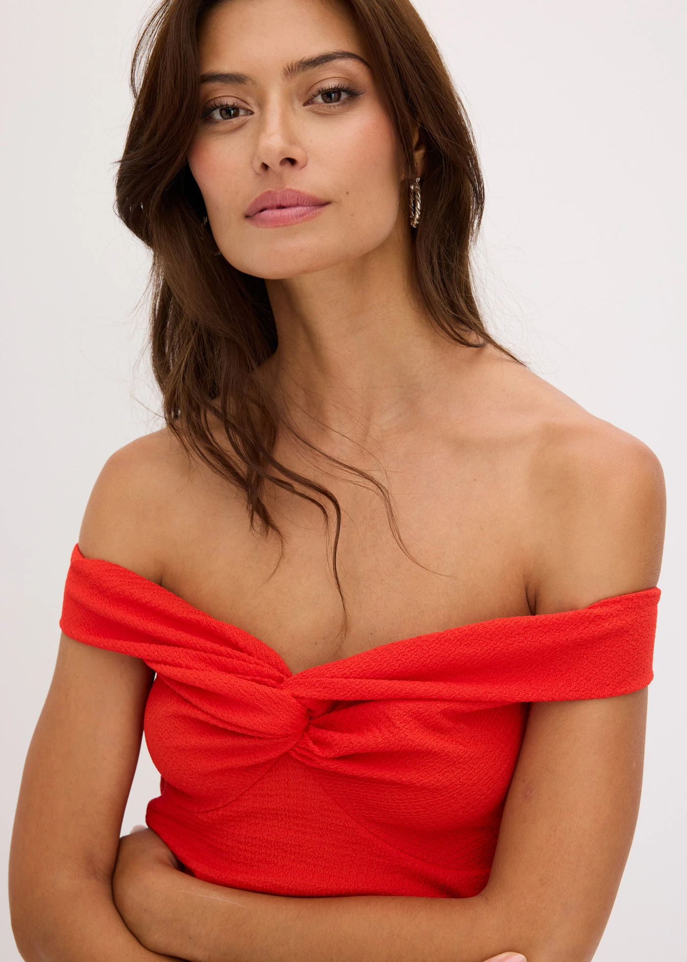 Haut épaules dénudées en crêpe texturé • fraise • Boutique bonprix