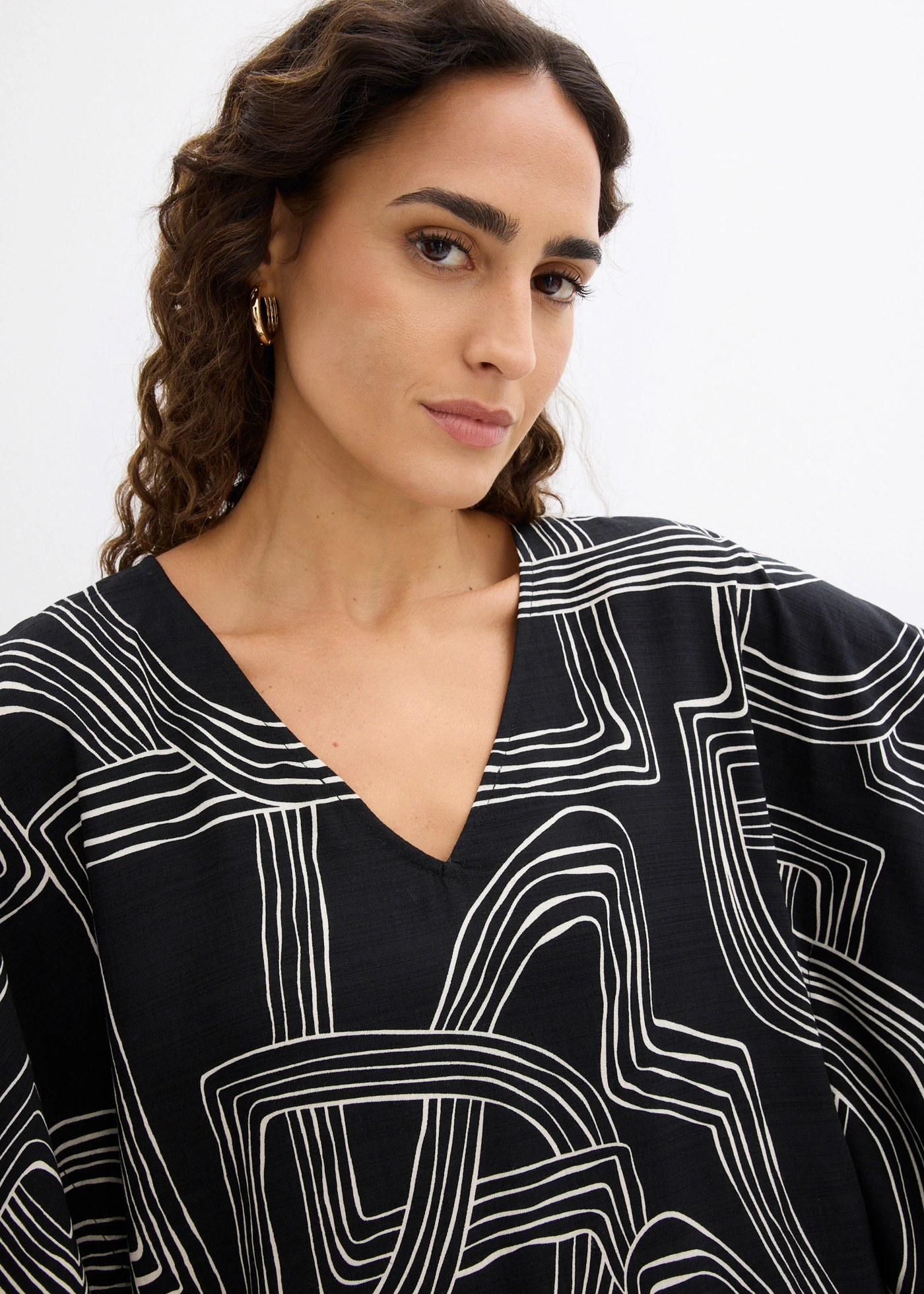 Robe caftan en viscose majoritaire • noir-blanc nacré graphique • Boutique bonprix