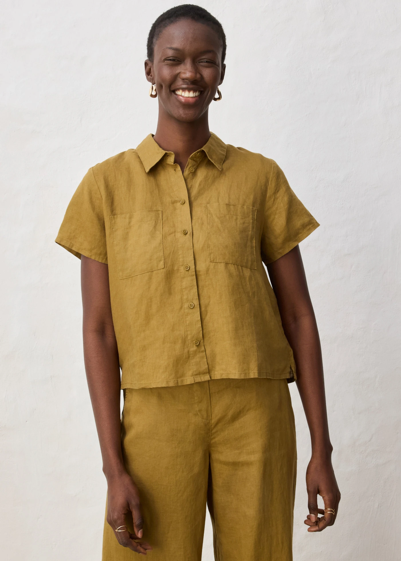 Wijde blouse met korte mouwen van puur linnen • natuurgroen • bonprix online shop