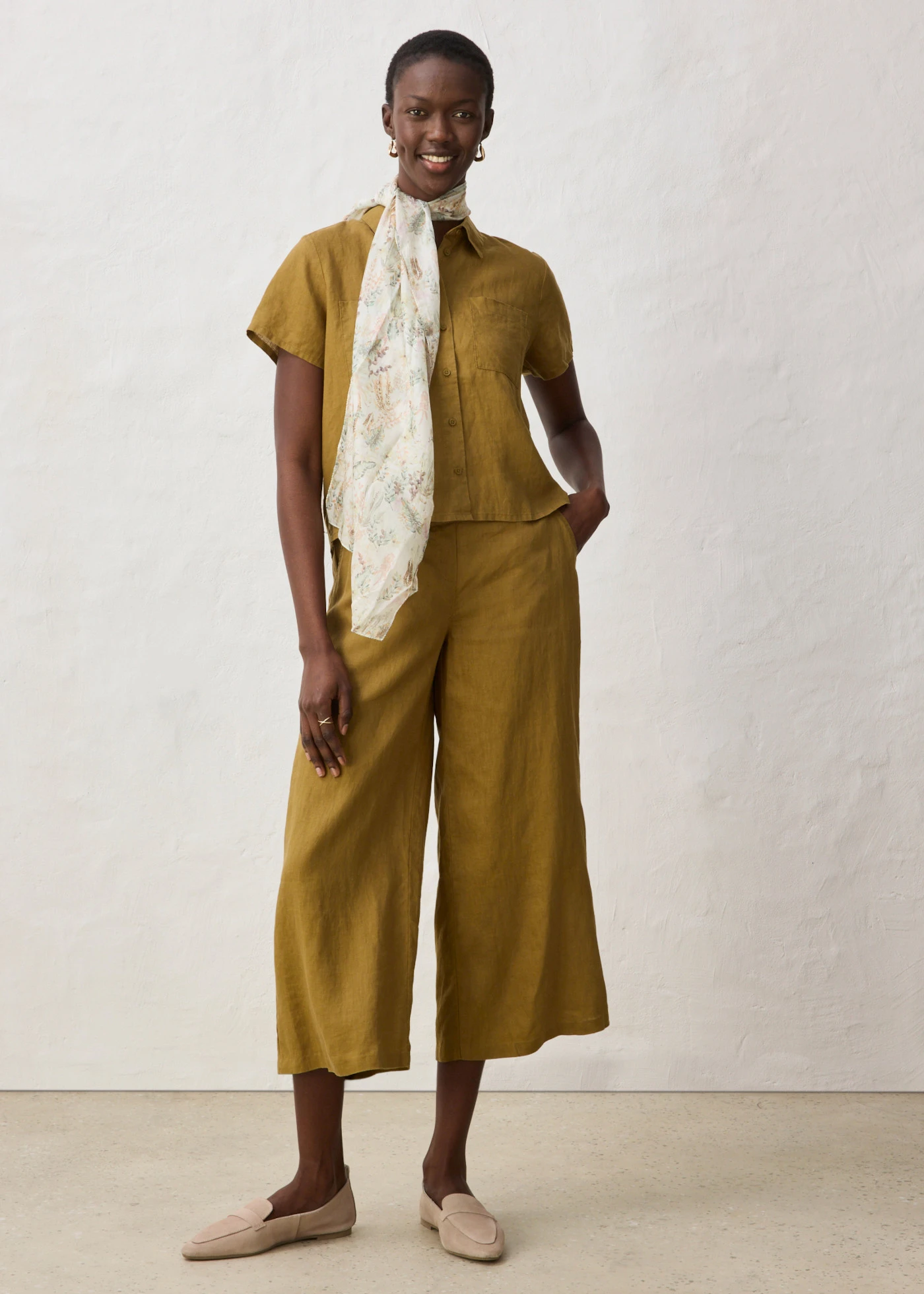 Wijde blouse met korte mouwen van puur linnen • natuurgroen • bonprix online shop