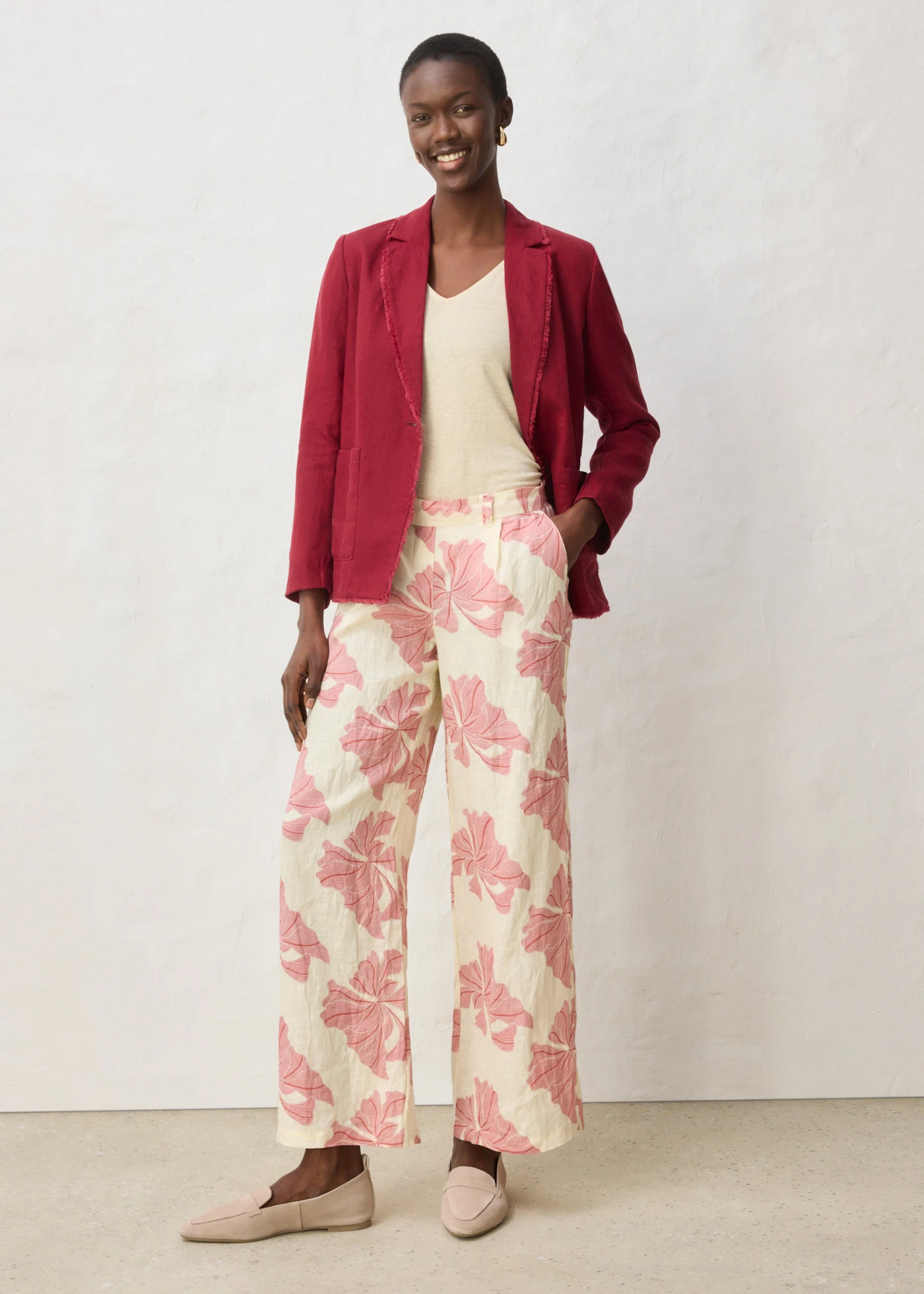 Pantalon large à pinces 100% lin • beige-rouge cerise imprimé • Boutique bonprix
