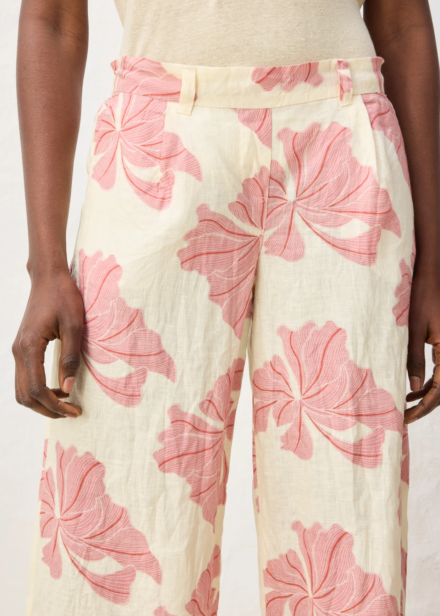 Pantalon large à pinces 100% lin • beige-rouge cerise imprimé • Boutique bonprix