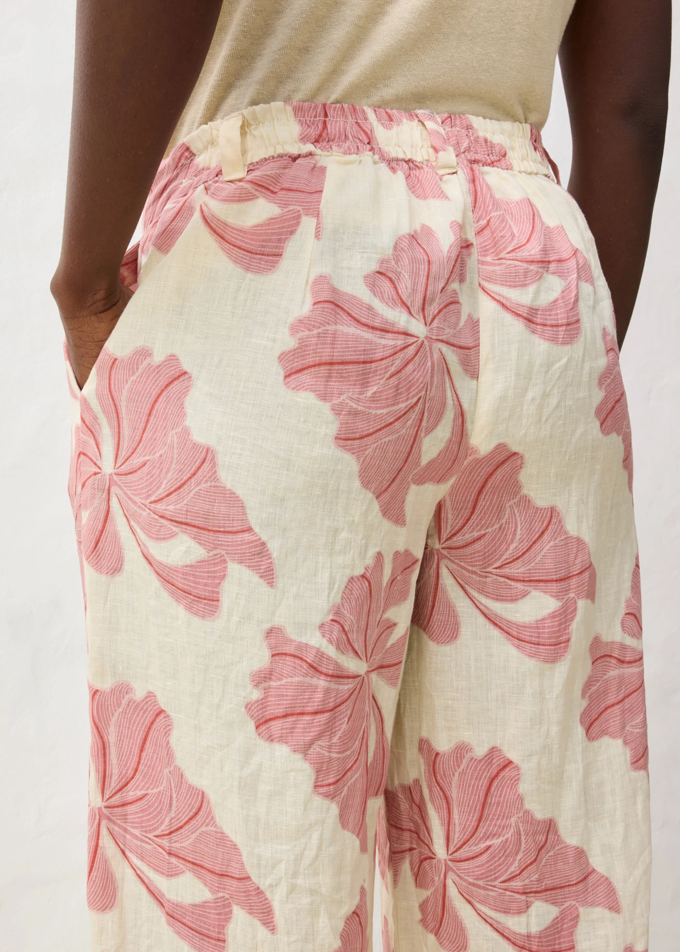 Pantalon large à pinces 100% lin • beige-rouge cerise imprimé • Boutique bonprix