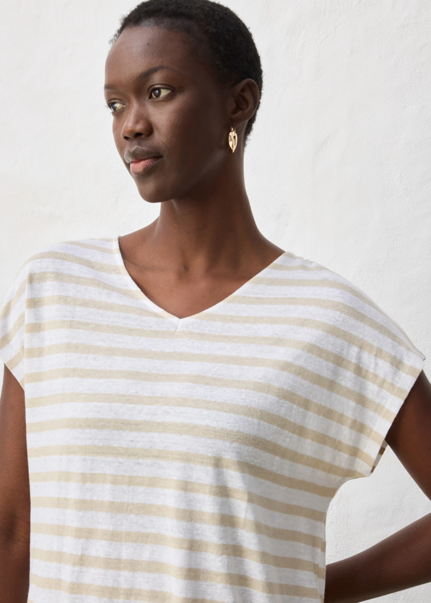 T-shirt 100% lin à manches chauve-souris • sable clair/blanc rayé • Boutique bonprix