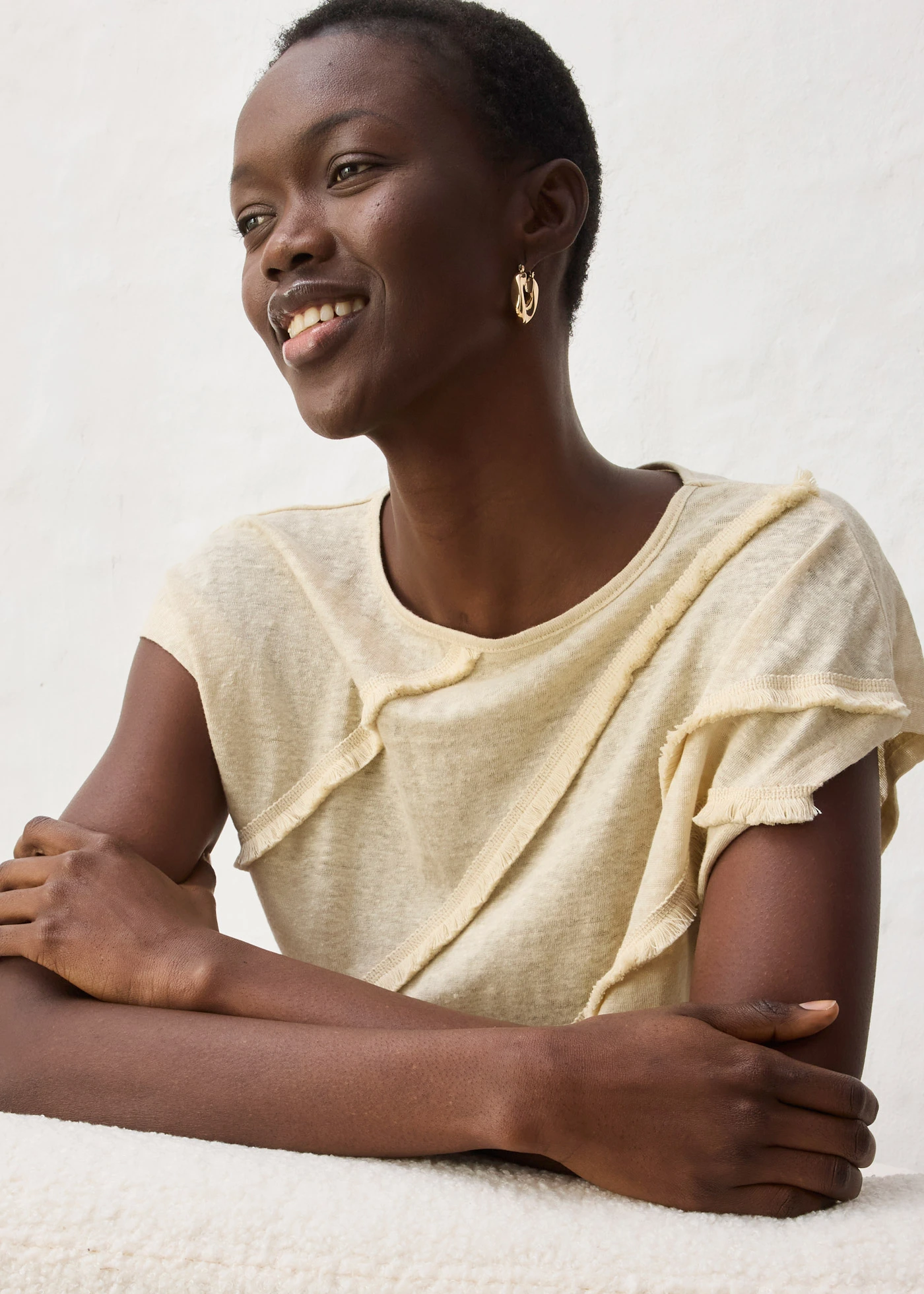 Póló tiszta lenvászonból, applikációval • világos homok • bonprix áruház