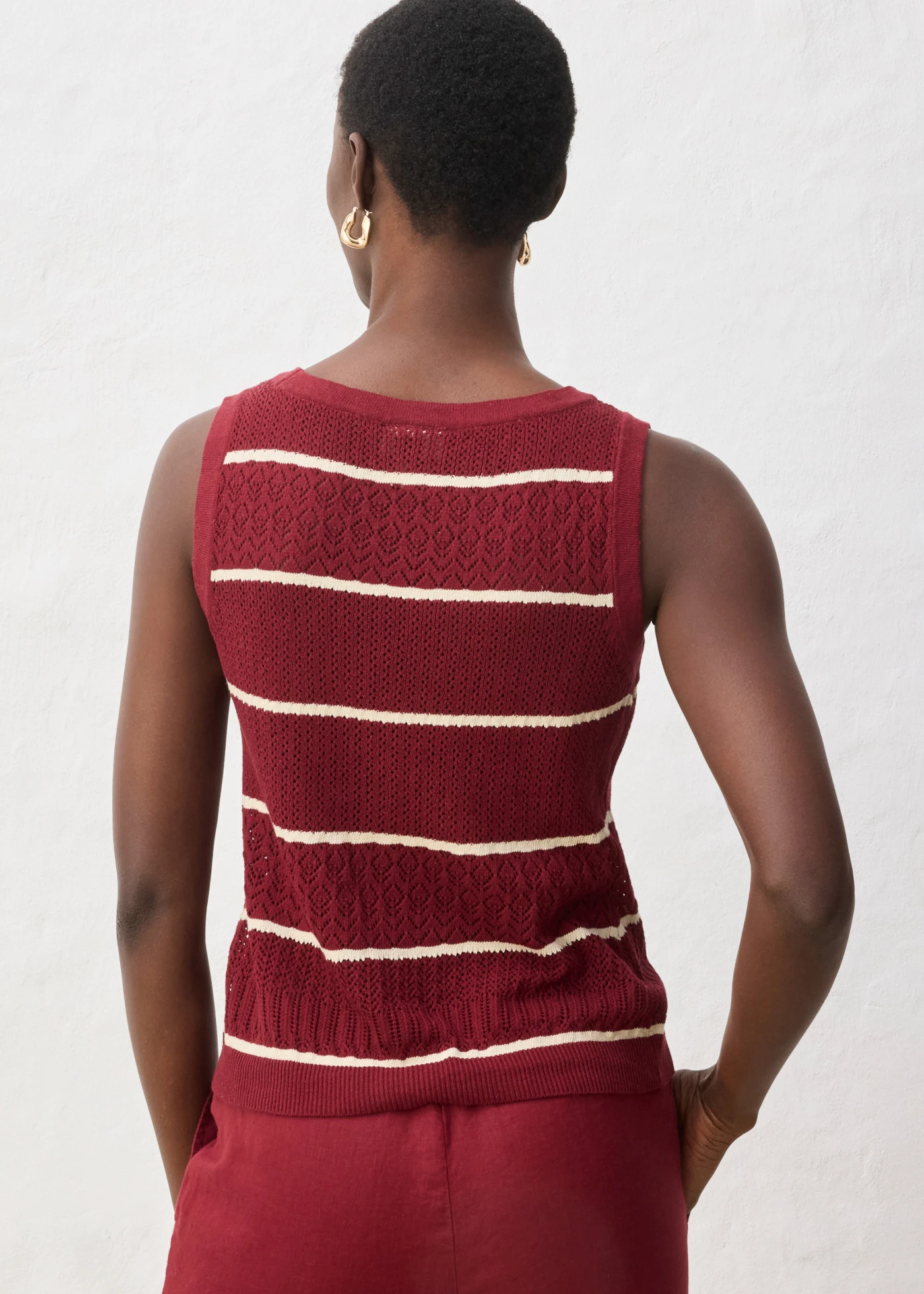 Gilet sans manches en maille ajourée avec lin • rouge rubis-sable clair • Boutique bonprix