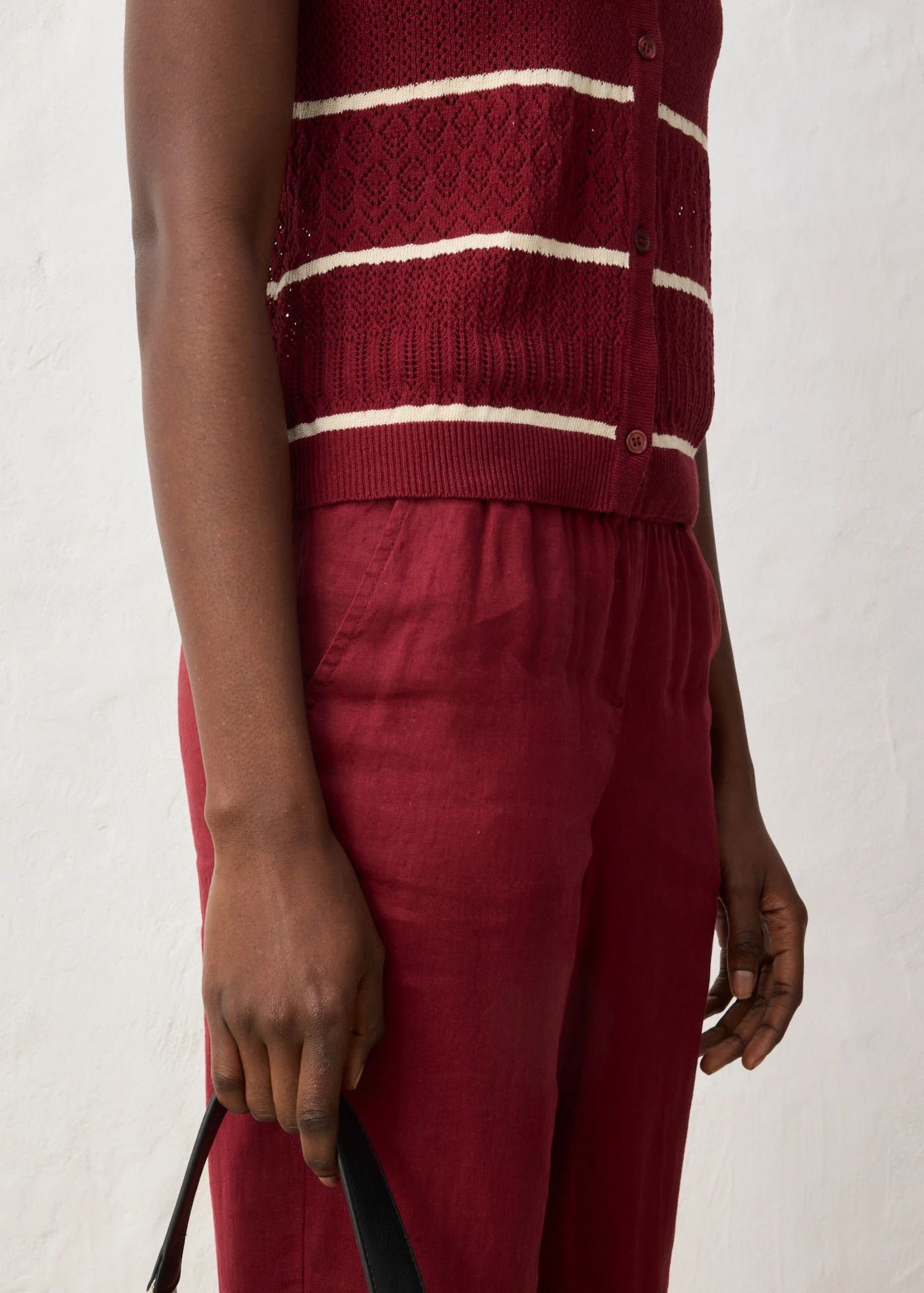 Gilet sans manches en maille ajourée avec lin • rouge rubis-sable clair • Boutique bonprix