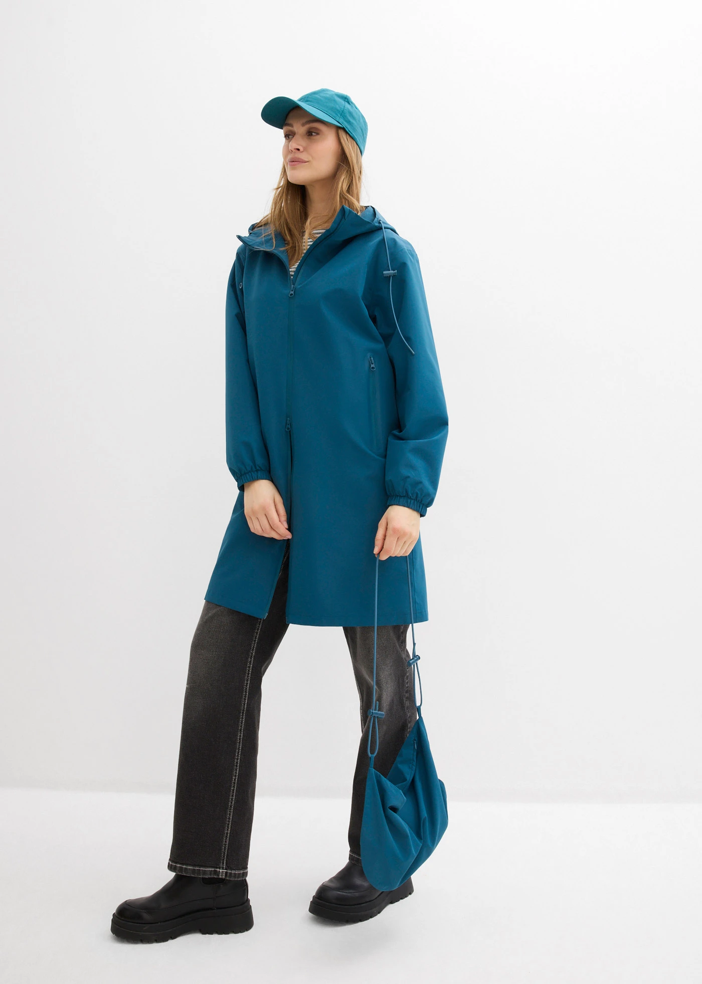 Lichte lange regenjas met schoudertas • blauwpetrol • bonprix online shop