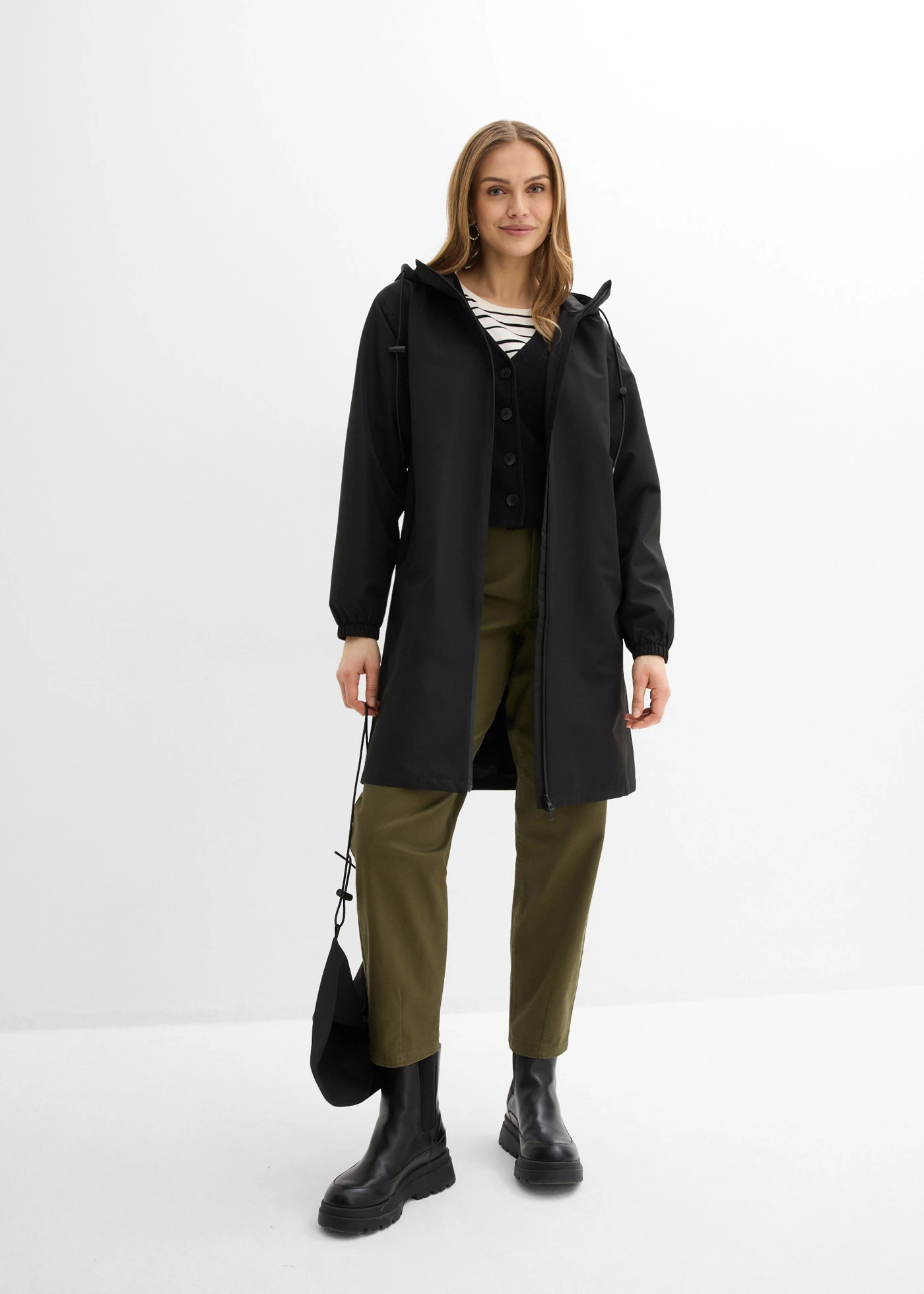 Lichte lange regenjas met schoudertas • zwart • bonprix online shop