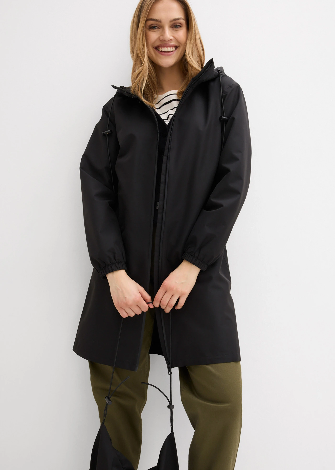 Imperméable léger avec sac à bandoulière • noir • Boutique bonprix