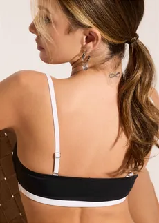 Bralette bikinitop met witte contrasterende naden • zwart • bonprix online shop