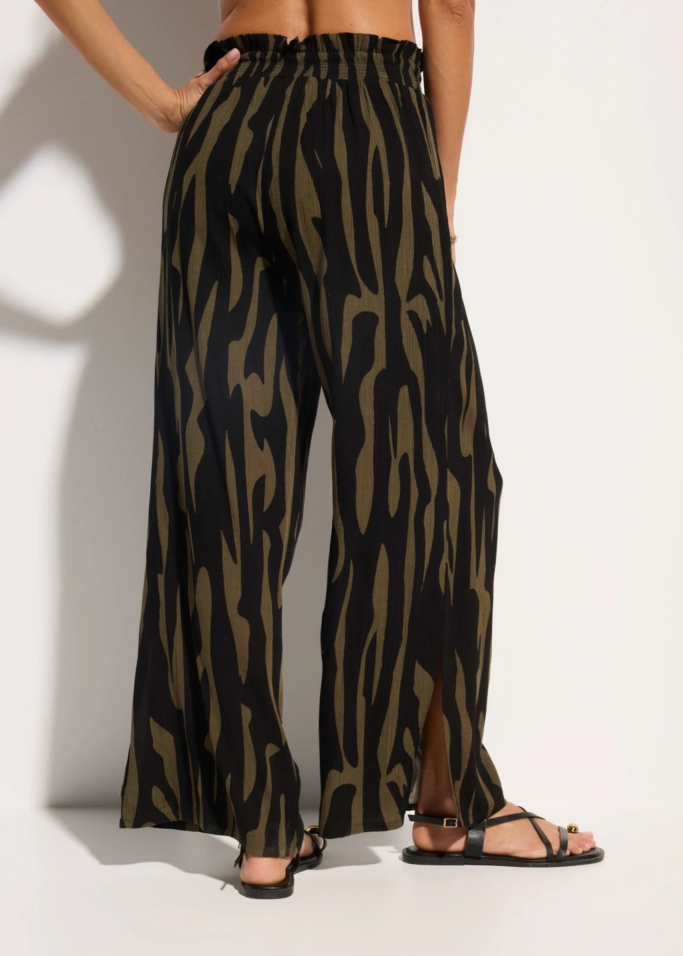 Pantalon de plage en viscose fluide • kaki-noir graphique • Boutique bonprix