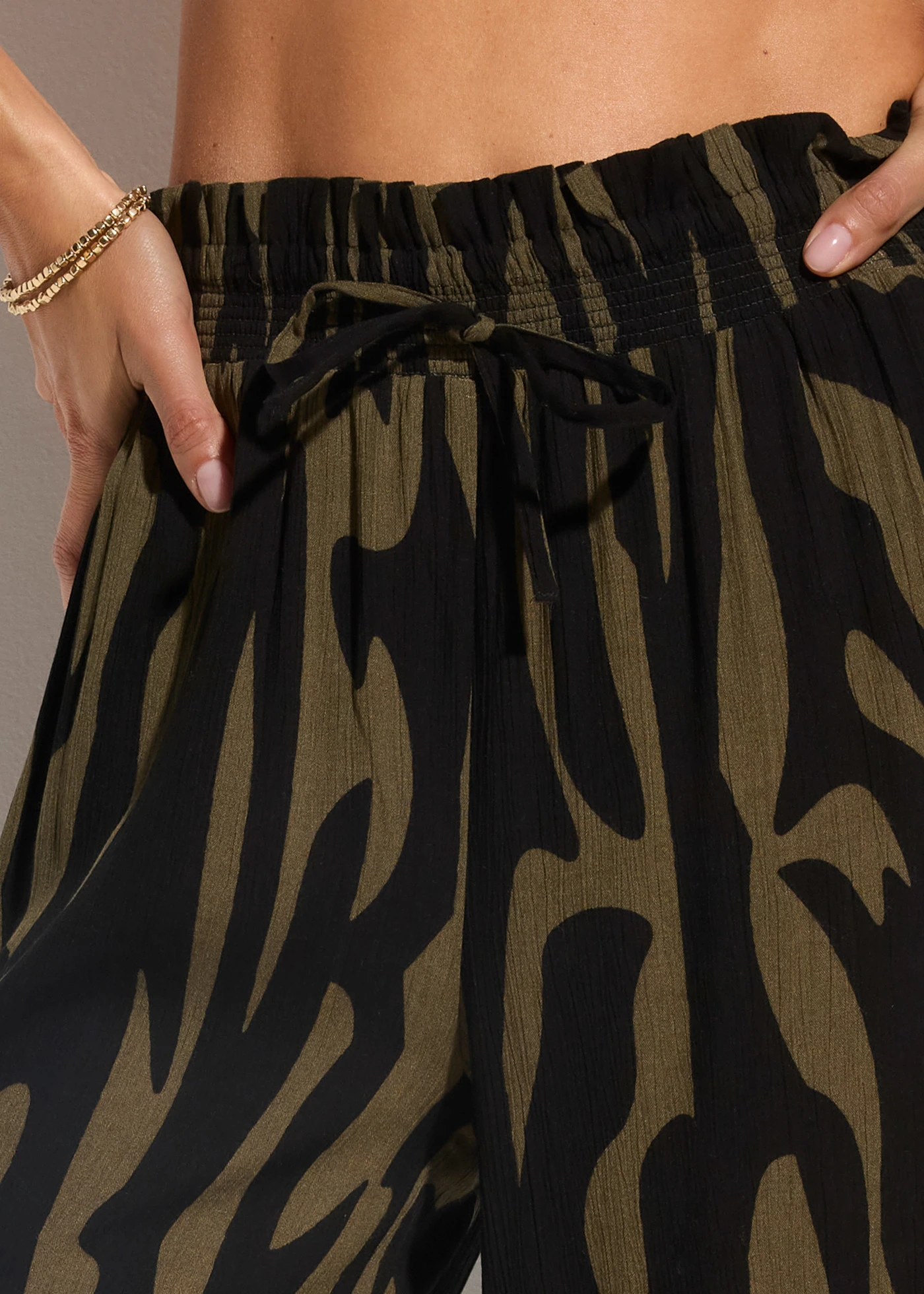 Strandnadrág puha viszkózból • keki-fekete grafikai mintás • bonprix áruház