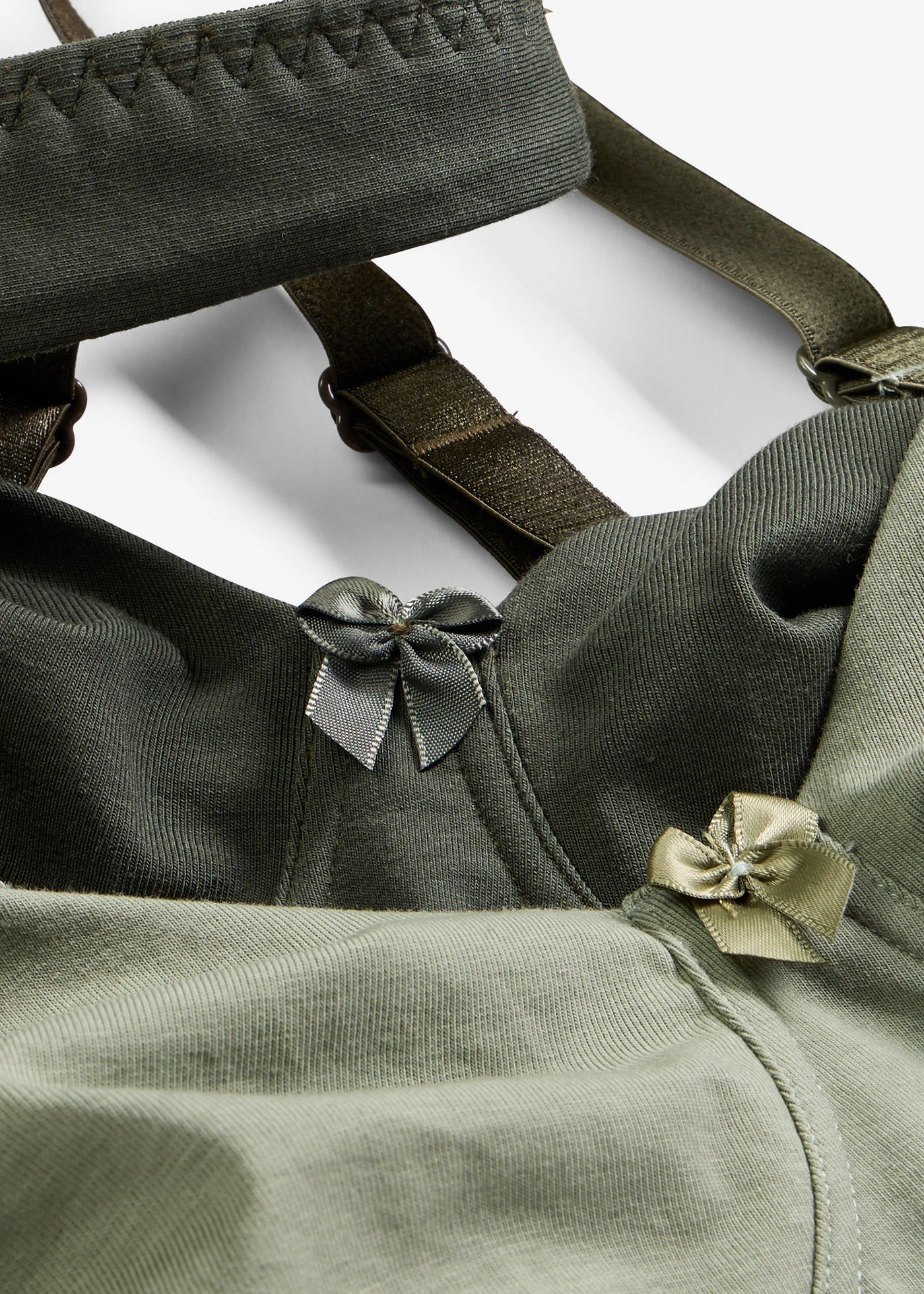 Lot de 2 soutiens-gorge minimiseurs moulés sans armatures en coton • olive + olive foncé • Boutique bonprix