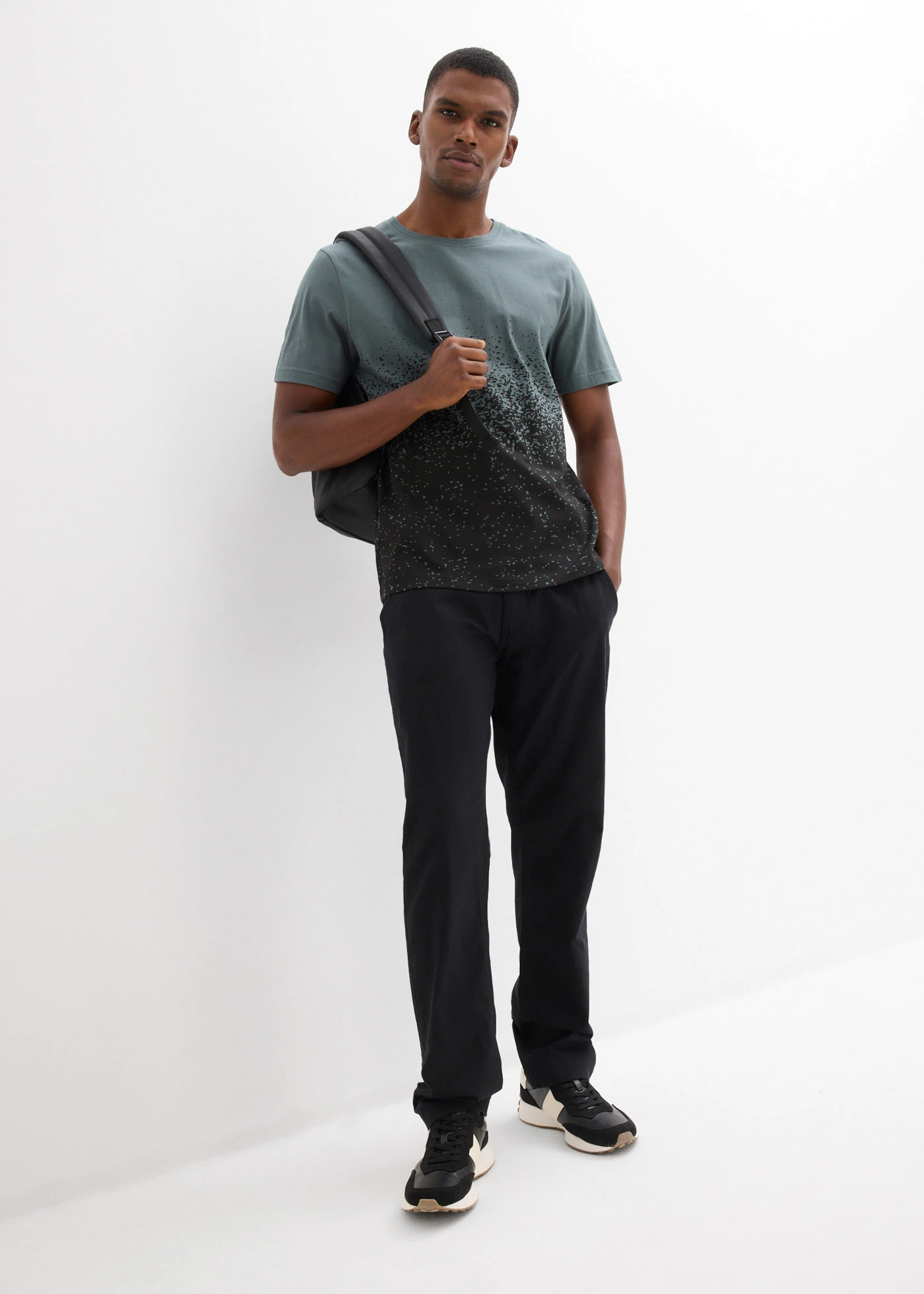 T-shirt 100% coton • vert eucalyptus-noir • Boutique bonprix