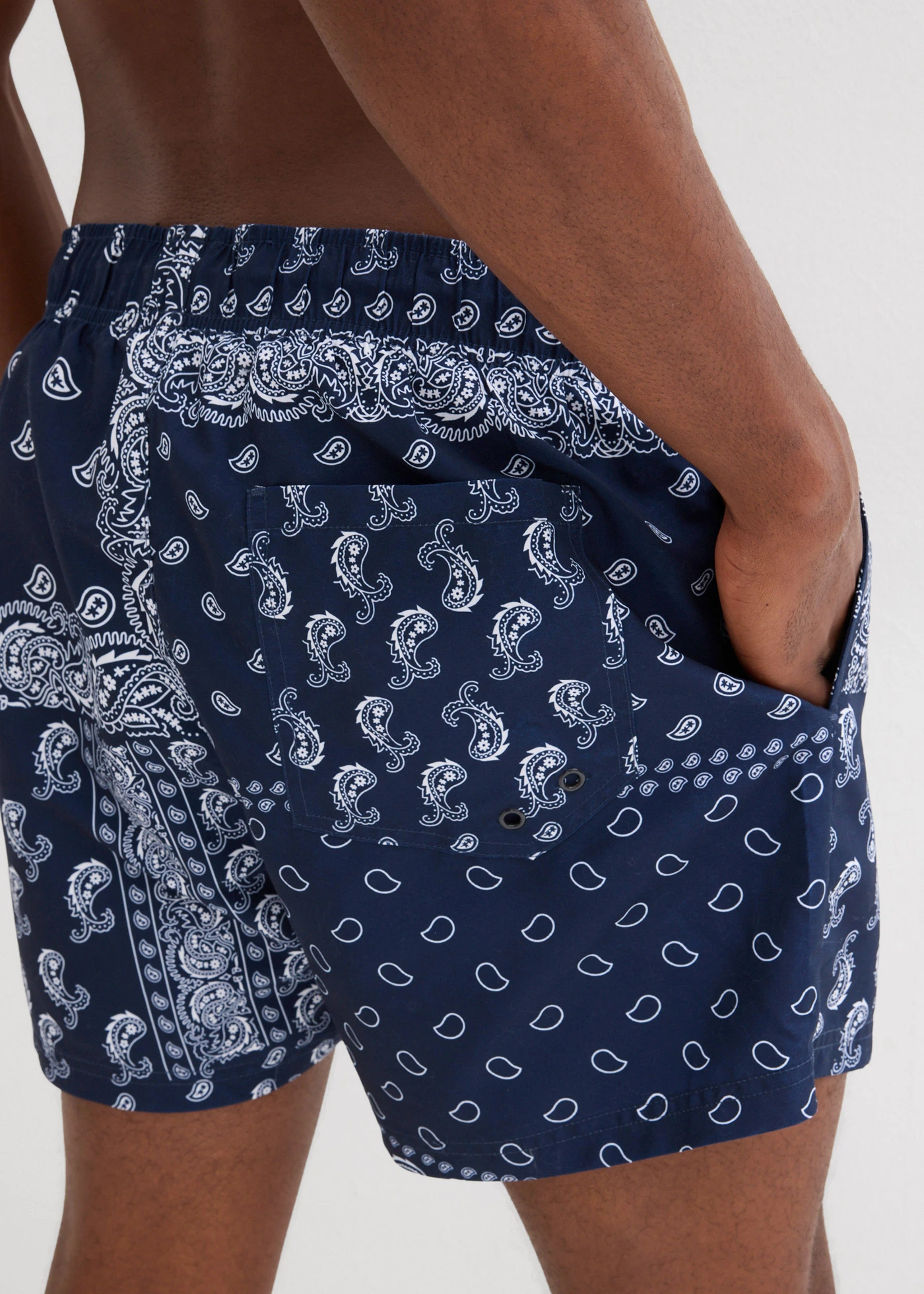 Short de bain avec poches • bleu foncé-blanc paisley • Boutique bonprix