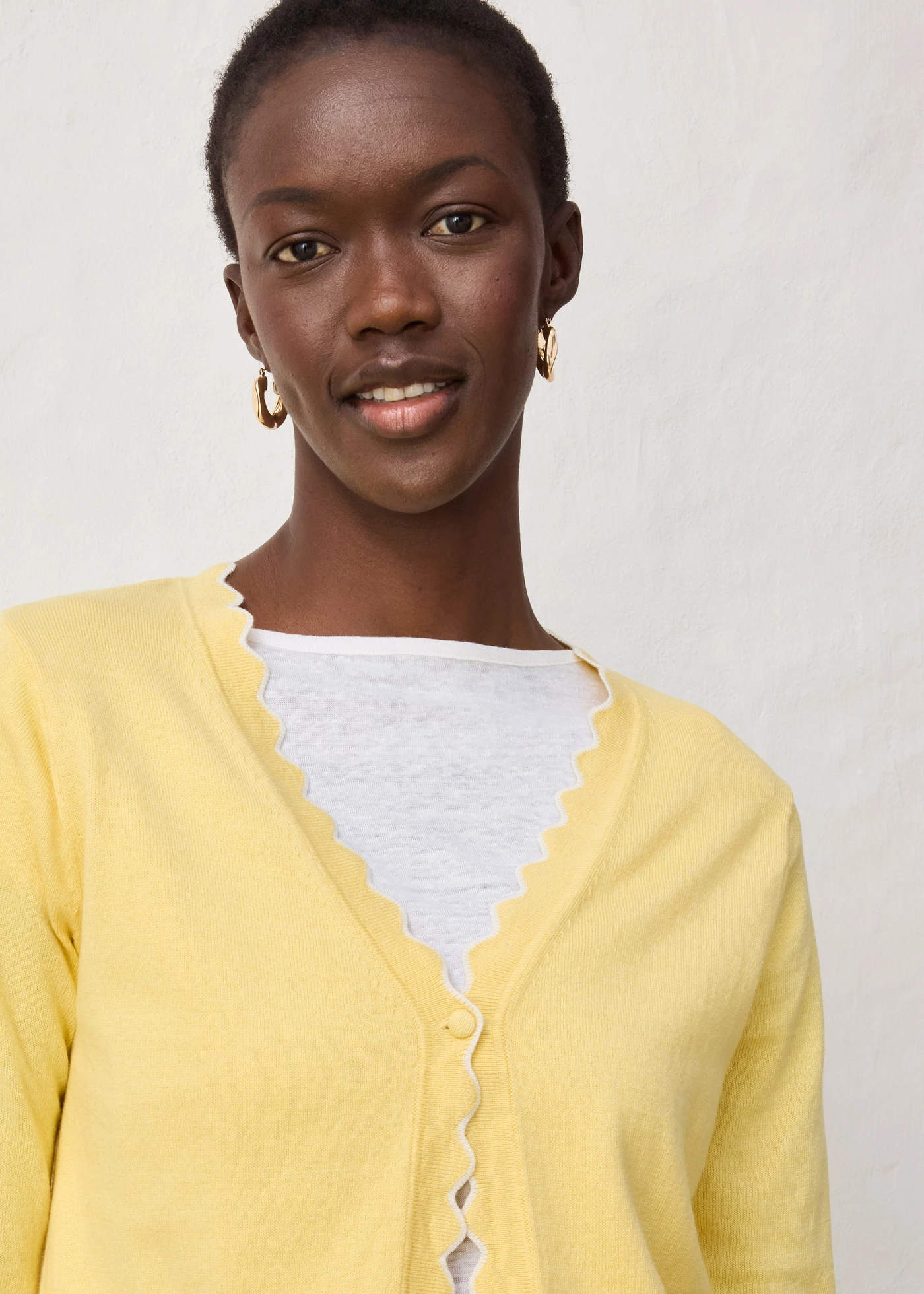 Gilet en fine maille contenant de la soie • jaune clair-blanc cassé • Boutique bonprix