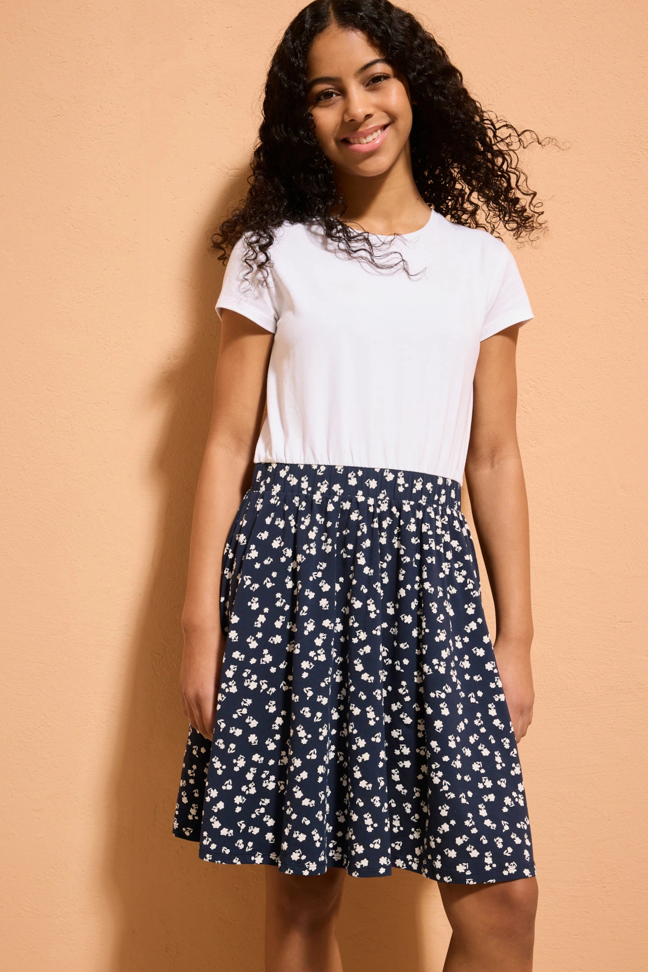 Robe en jersey coton • blanc-bleu foncé floral • Boutique bonprix