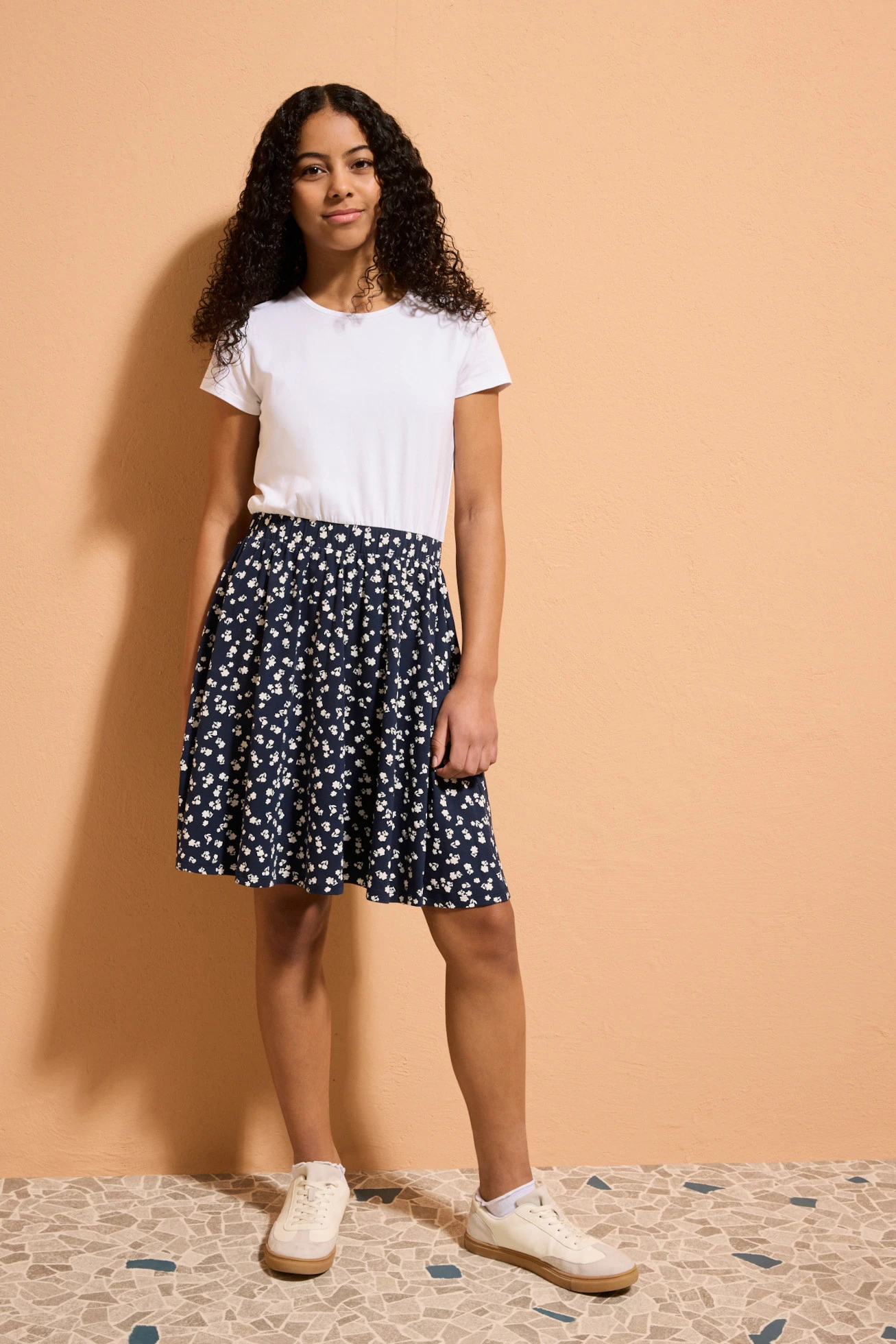 Robe en jersey coton • blanc-bleu foncé floral • Boutique bonprix