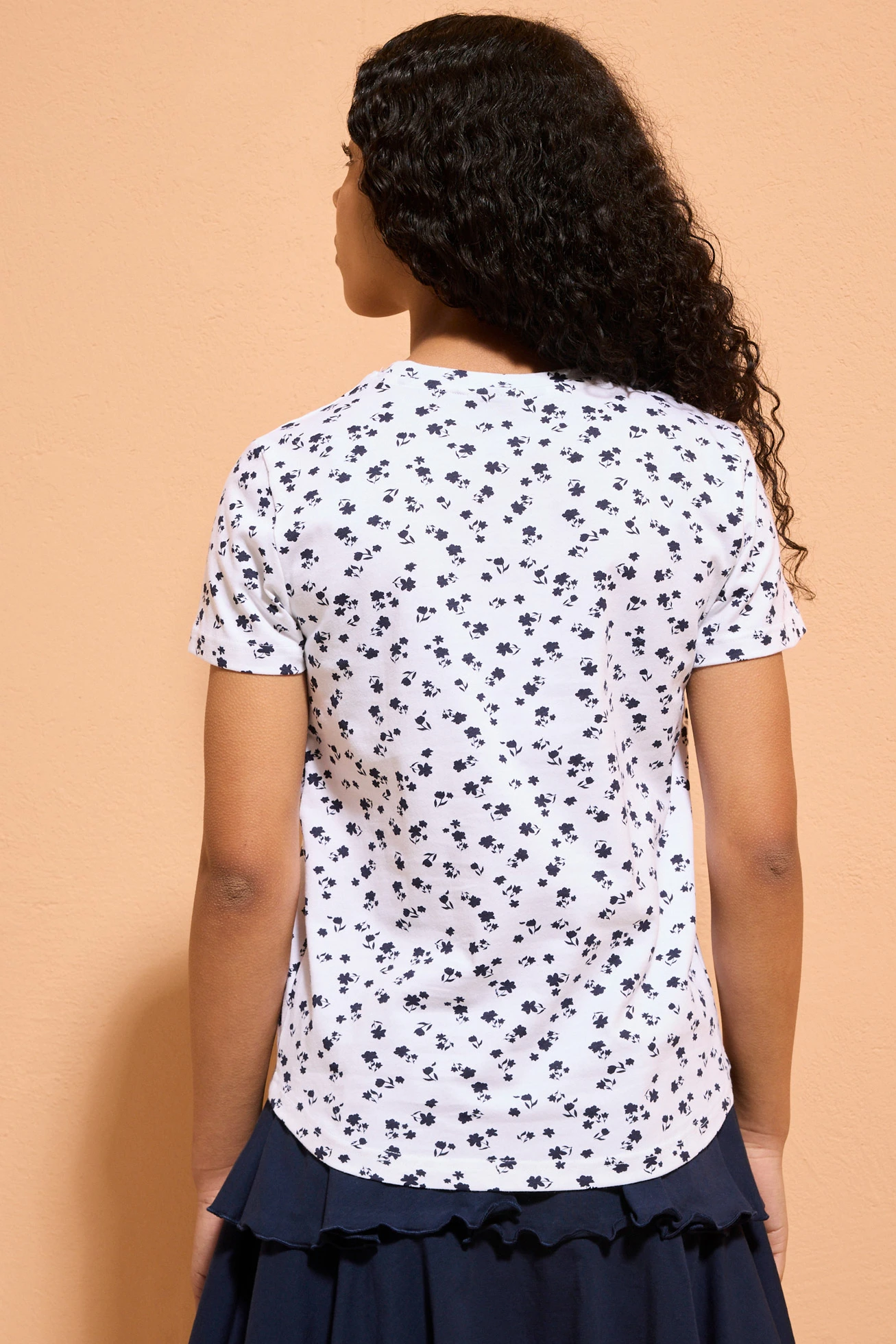 Lot de 2 T-shirts en coton extensible • blanc + indigo floral • Boutique bonprix