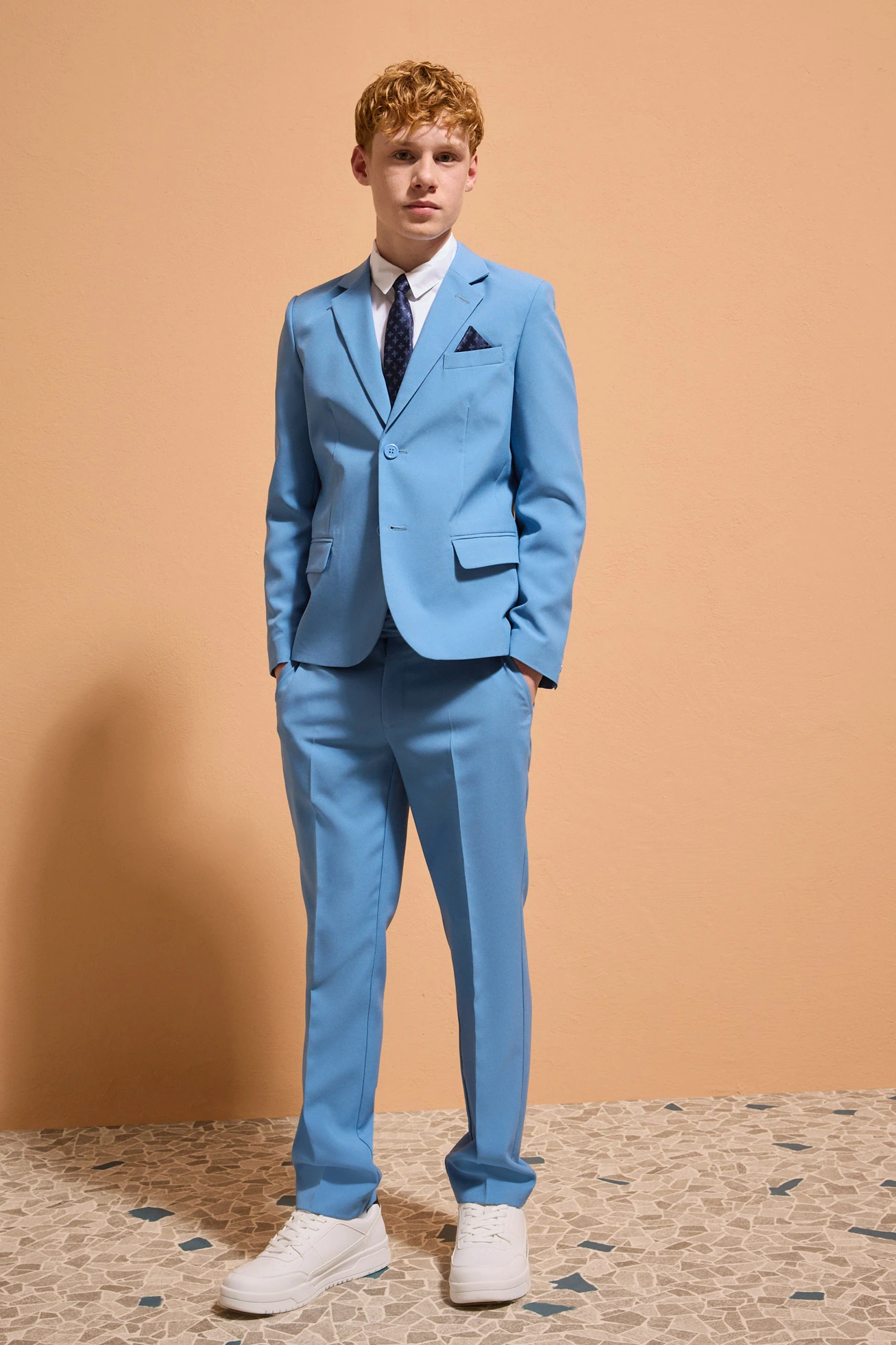 Costume 4 pièces avec chemise et cravate • bleu cristal/blanc/bleu foncé • Boutique bonprix