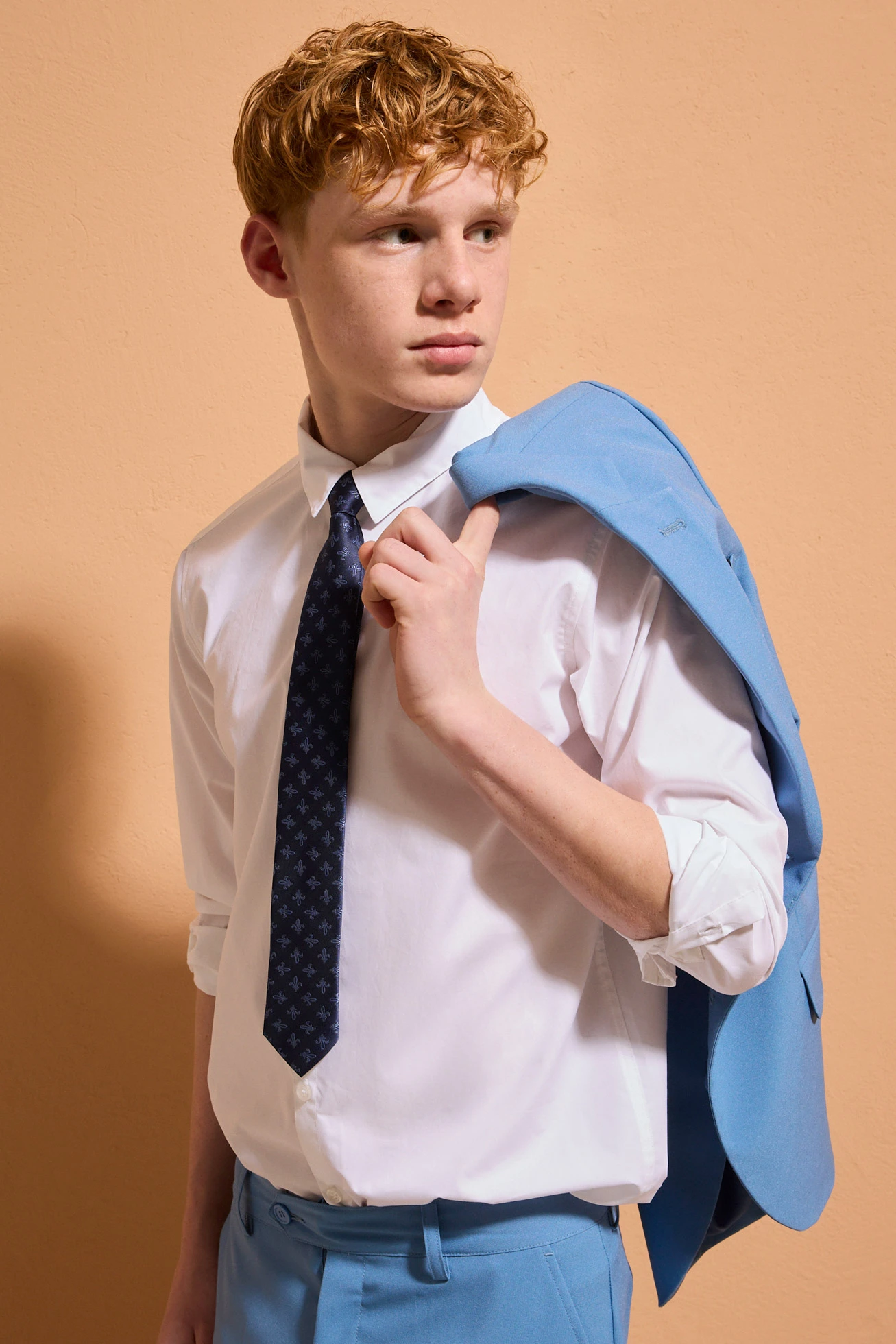 Costume 4 pièces avec chemise et cravate • bleu cristal/blanc/bleu foncé • Boutique bonprix