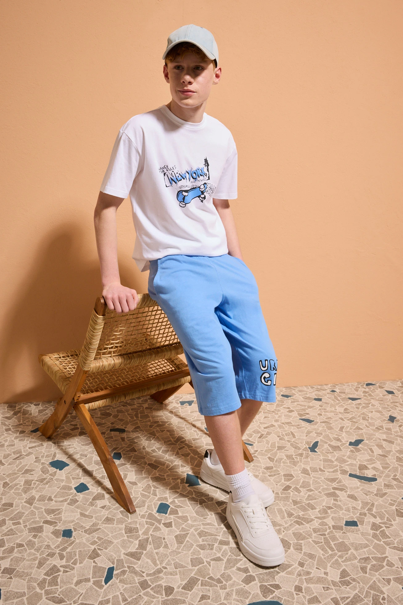 T-shirt i długie bermudy uszyte z czystej bawełny organicznej, loose fit (2 części) • biały+niebieski z nadrukiem • sklep bonprix