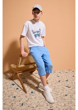 T-shirt i długie bermudy uszyte z czystej bawełny organicznej, loose fit (2 części) • biały+niebieski z nadrukiem • sklep bonprix