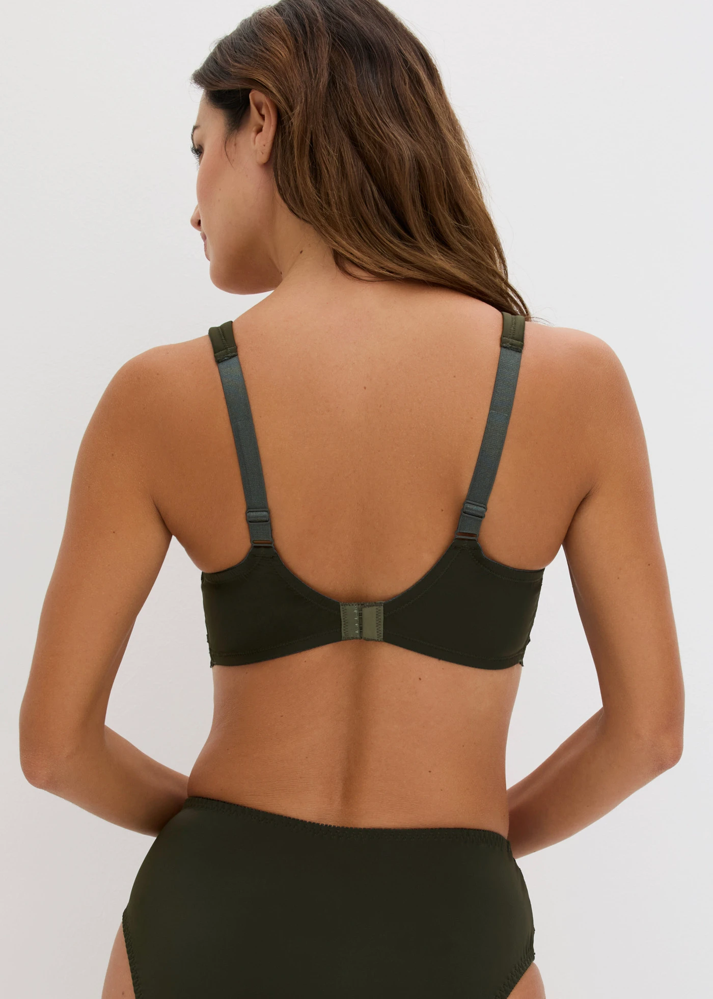 Soutien-gorge moulé à bretelles rembourrées • olive foncé • Boutique bonprix
