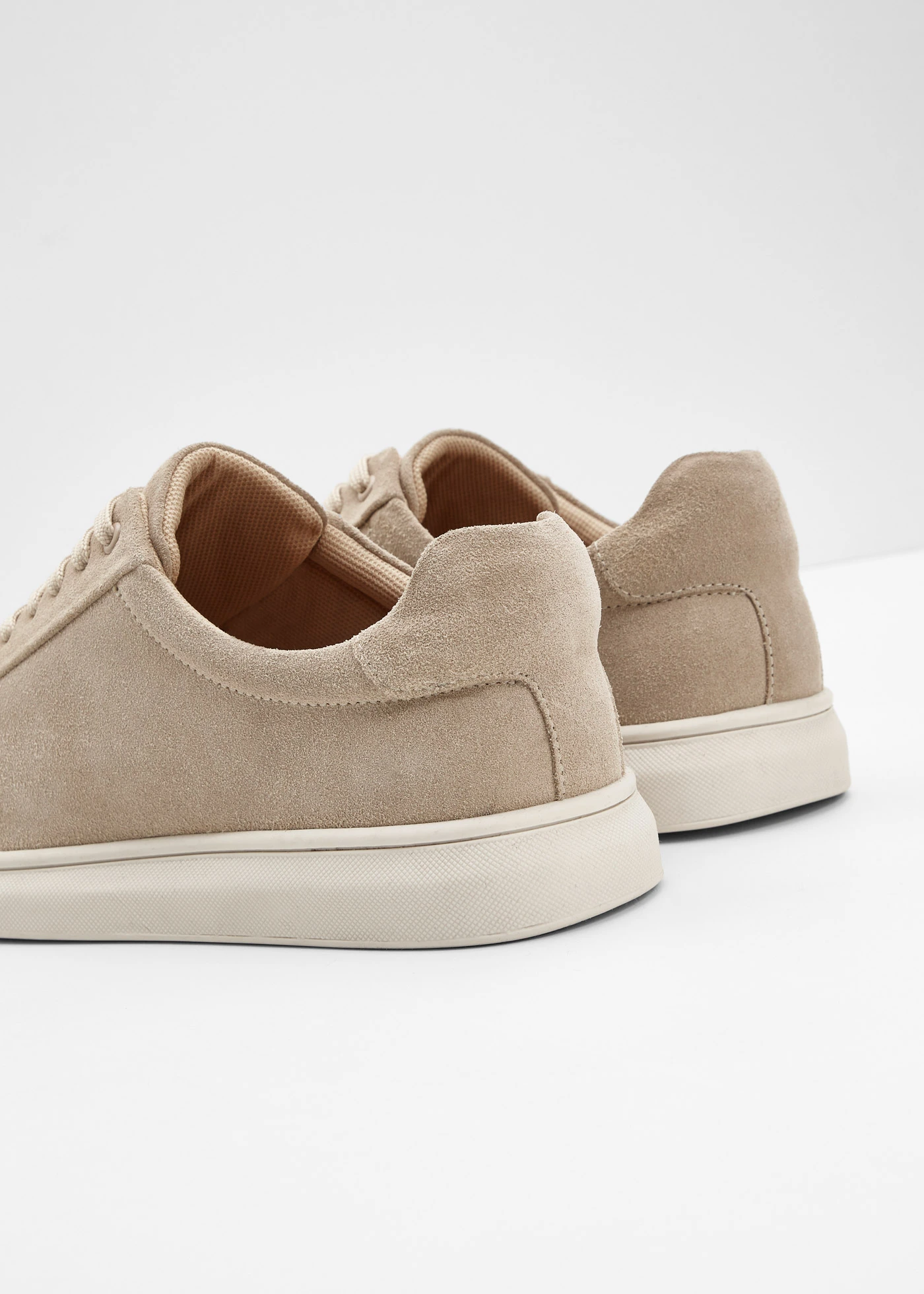 Sneakersy ze skóry welurowej • jasny piaskowy • sklep bonprix