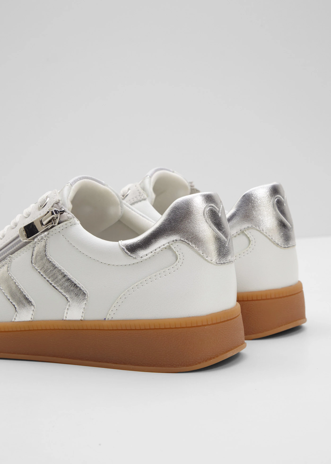 Pantofi sport cu aspect retro Marco Tozzi • alb/argintiu • magazin bonprix