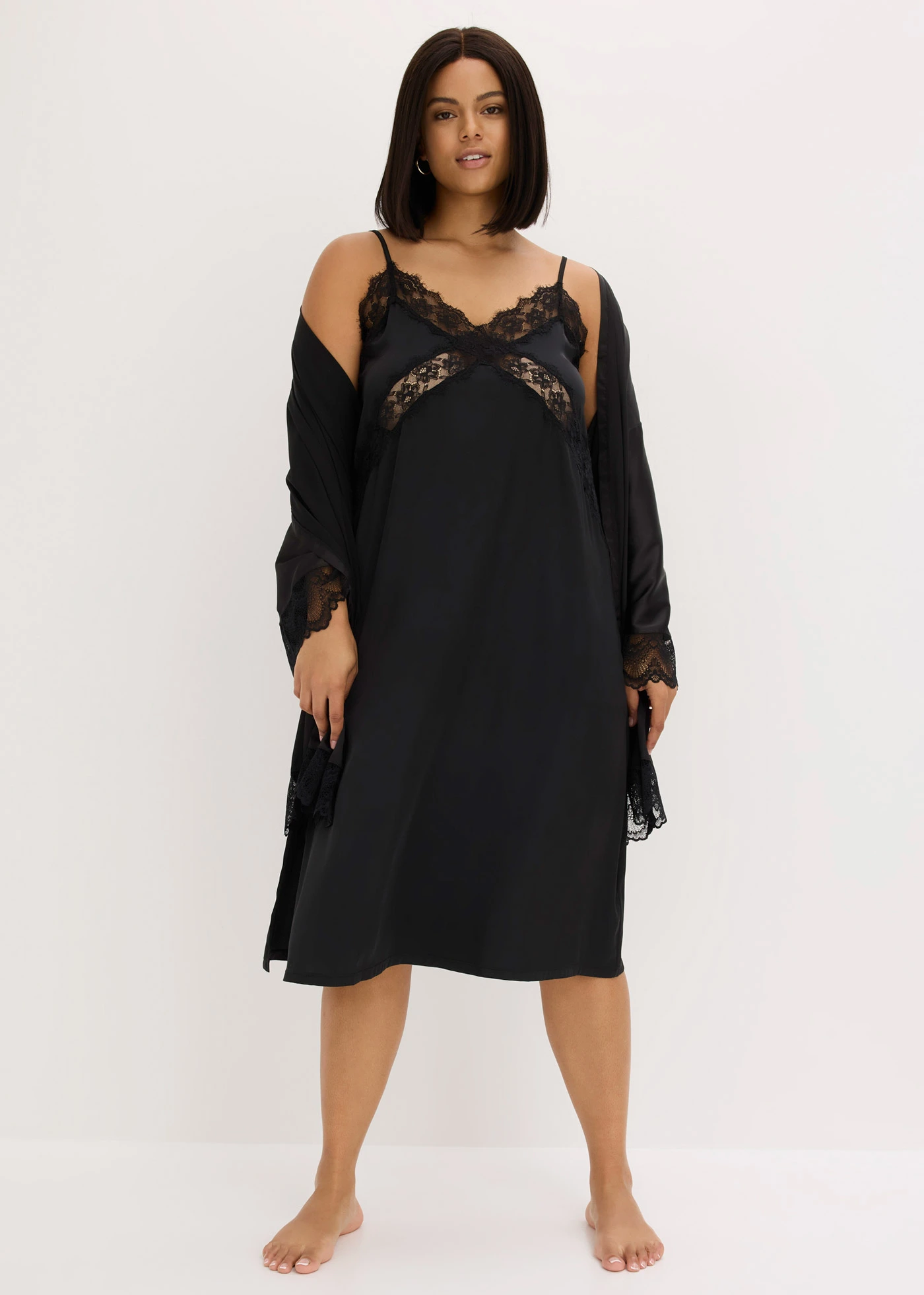 Neglijeu din satin, cu dantelă fină • negru plus size • magazin bonprix