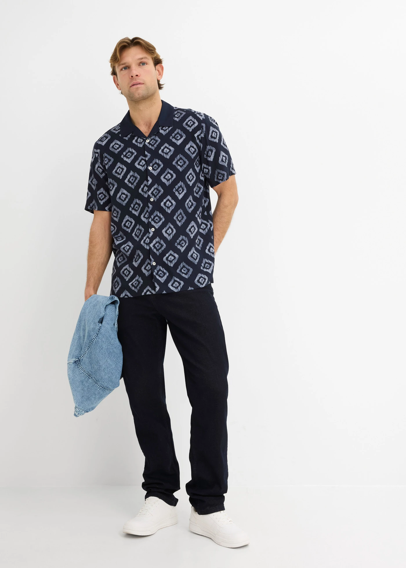 Chemise manches courtes col cubain • bleu foncé imprimé • Boutique bonprix