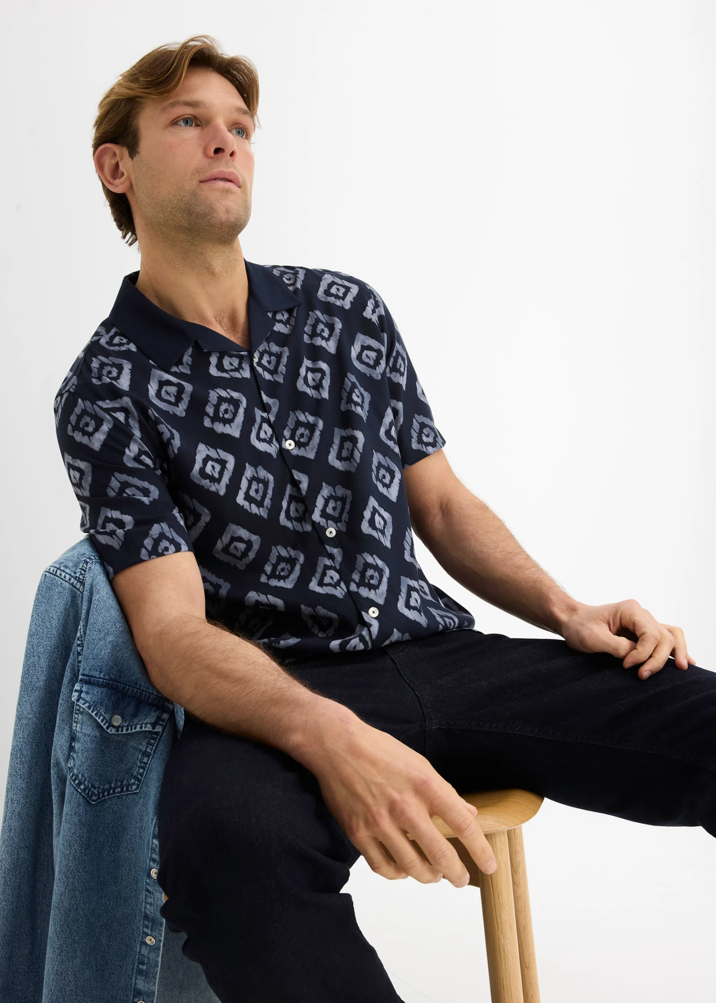 Chemise manches courtes col cubain • bleu foncé imprimé • Boutique bonprix