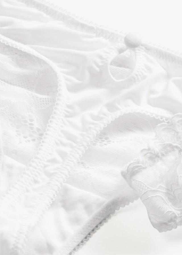 String en dentelle élégante • blanc • product-page.page-title-suffix
