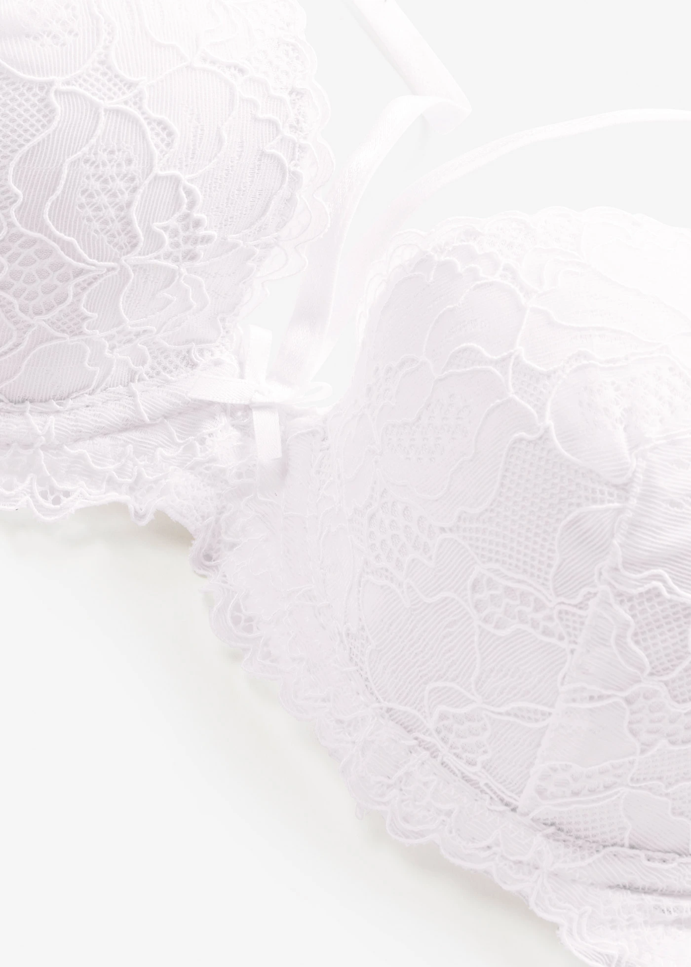 Sutien vătuit din dantelă elegantă • alb • magazin bonprix