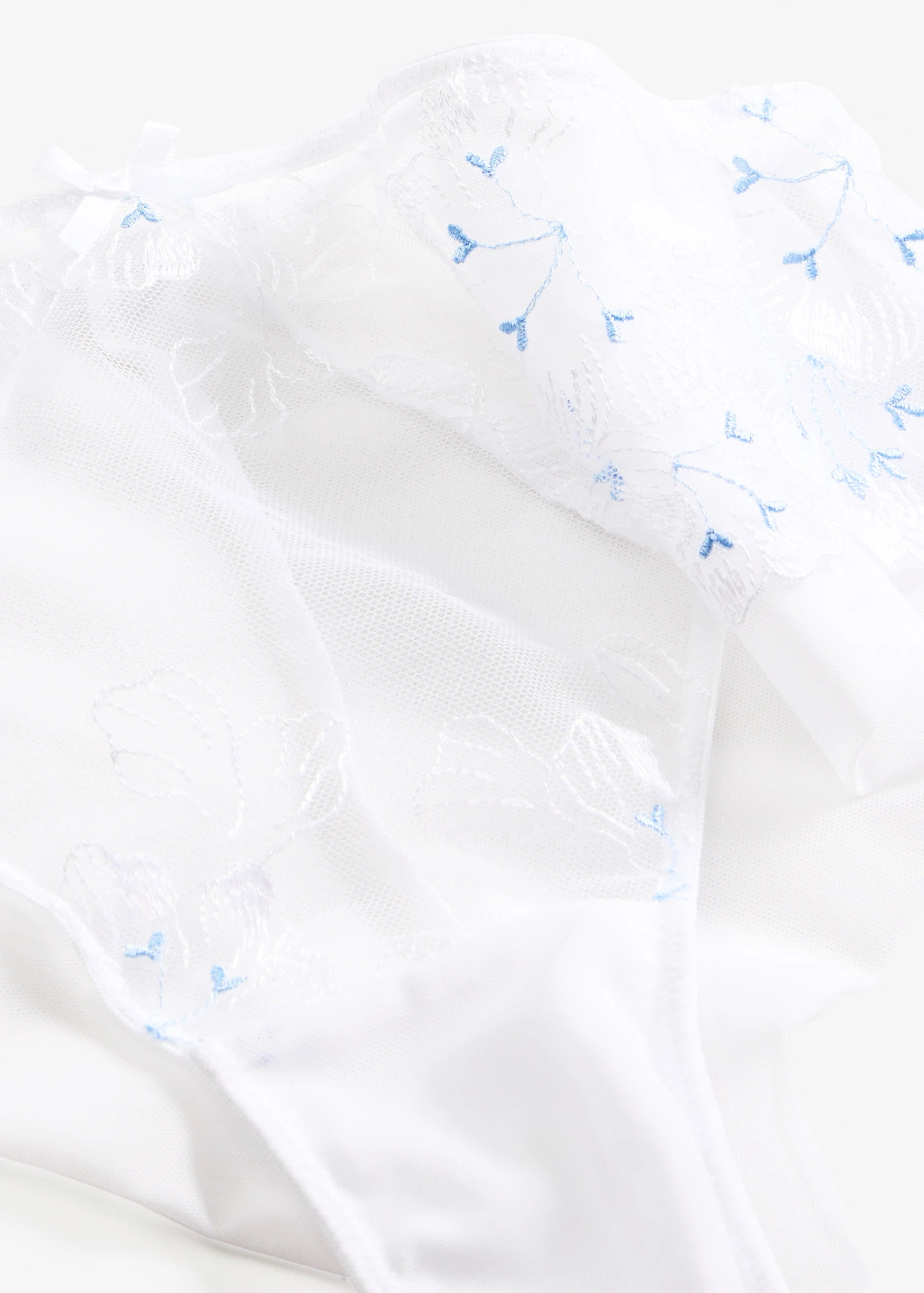 Slip brésilien à broderies • blanc + bleu clair • Boutique bonprix