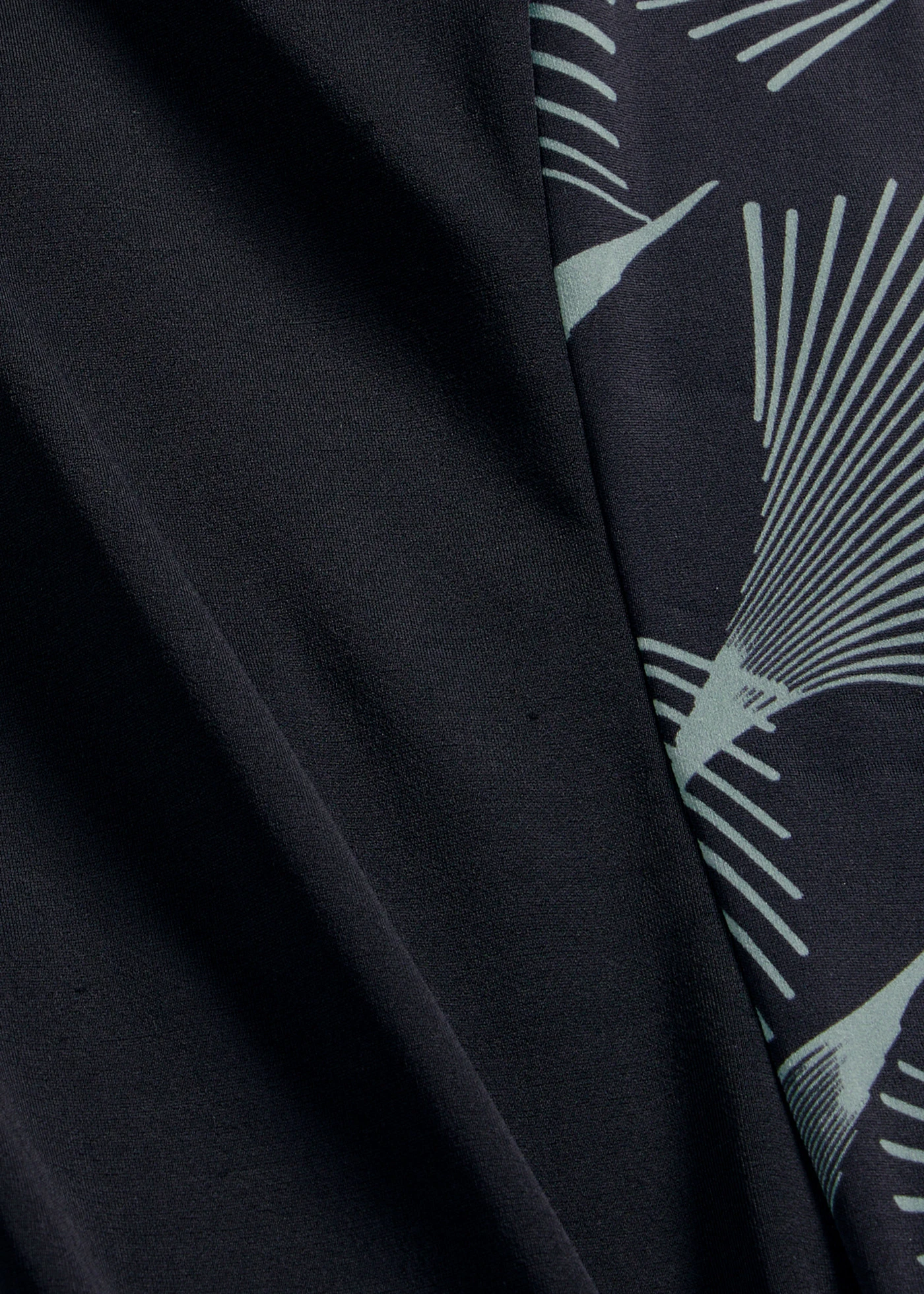 Sport fürdőruha, gyorsan szárad • fekete/szürkészöld grafikai mintás • bonprix áruház