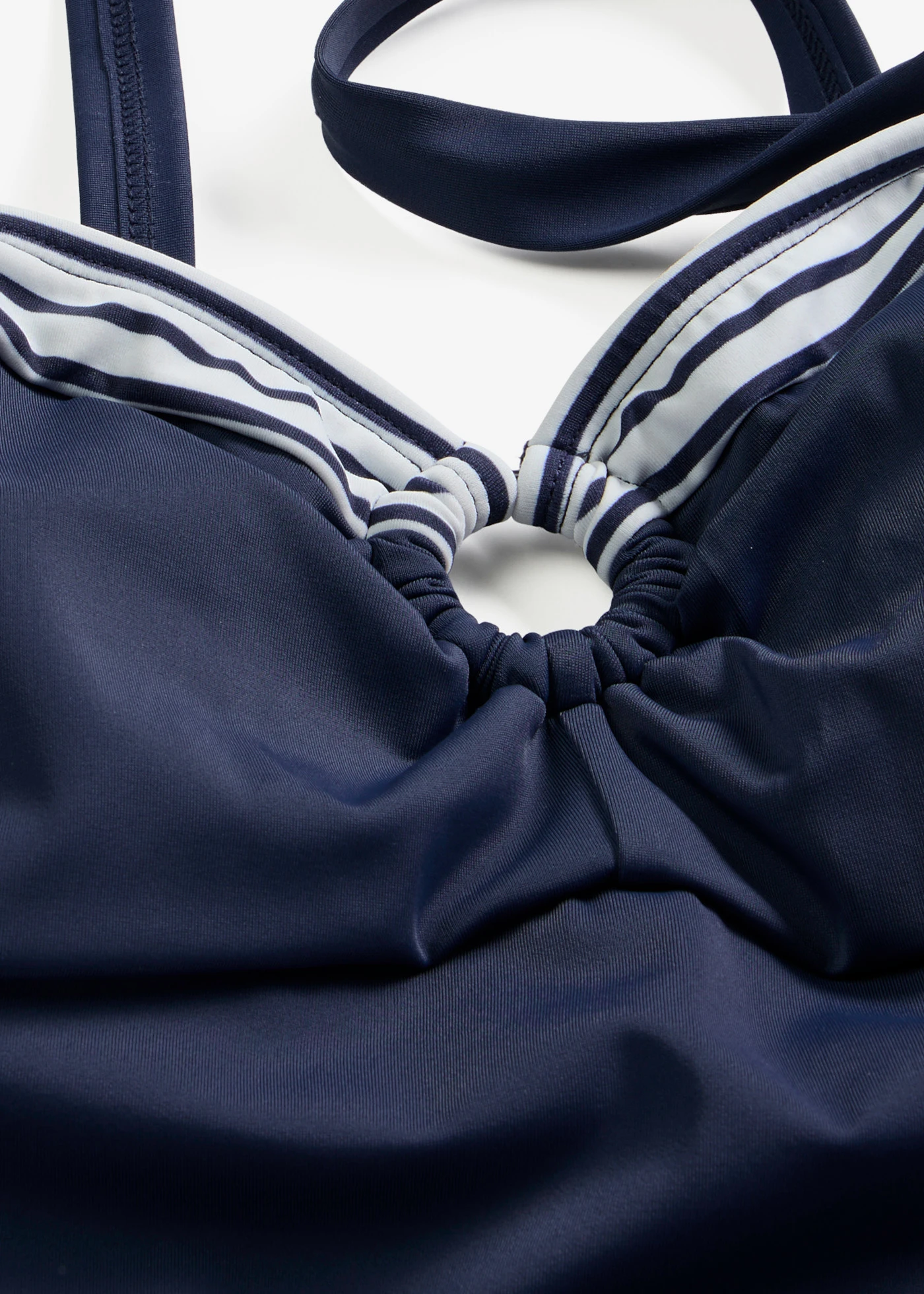 Maillot 1 pièce sculptant, maintien léger • bleu foncé / blanc • Boutique bonprix